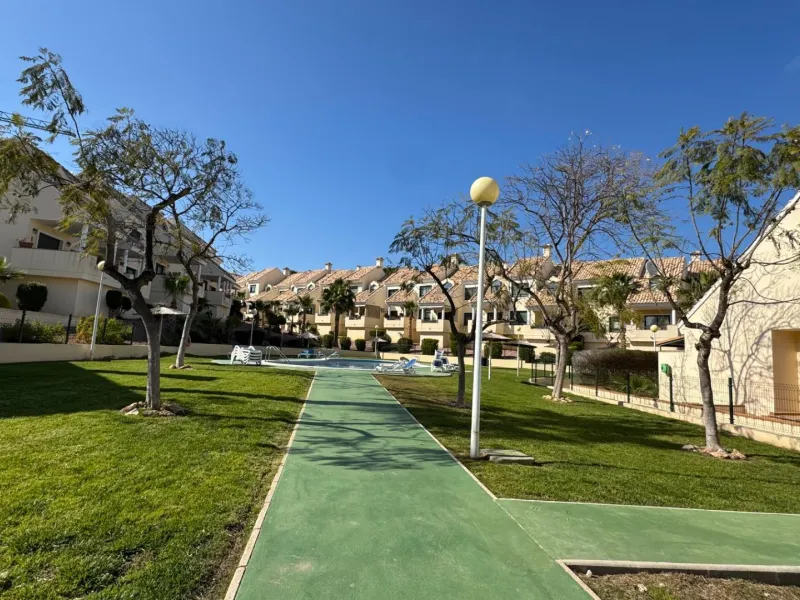 REFORMED APARTMENT IN LOMAS DE CAMPOAMOR WITH COMMUNITY POOL. 2 BED. 2 BATHS. AREA 83 M2.