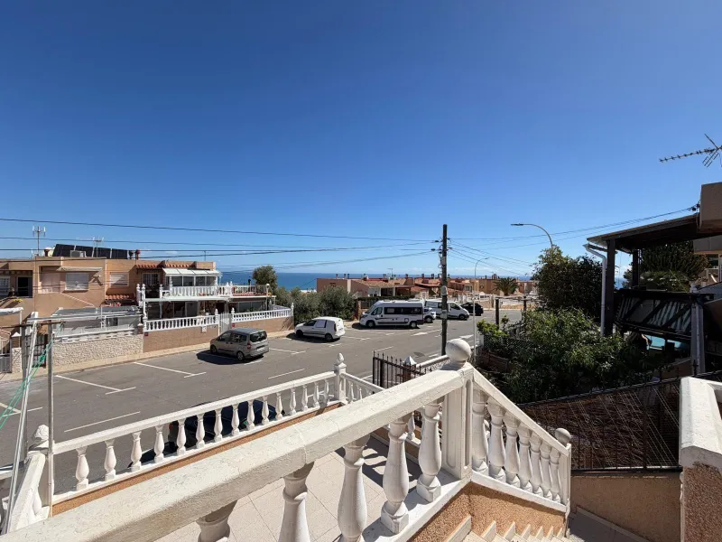 ADOSADO CON VISTAS PANORAMICAS AL MAR Y MONTAÑA CON GARAJE EN GRAN ALACANT (SANTA POLA) 3 DORM. 2 BAÑOS. SUPERFICIE 78 M2.