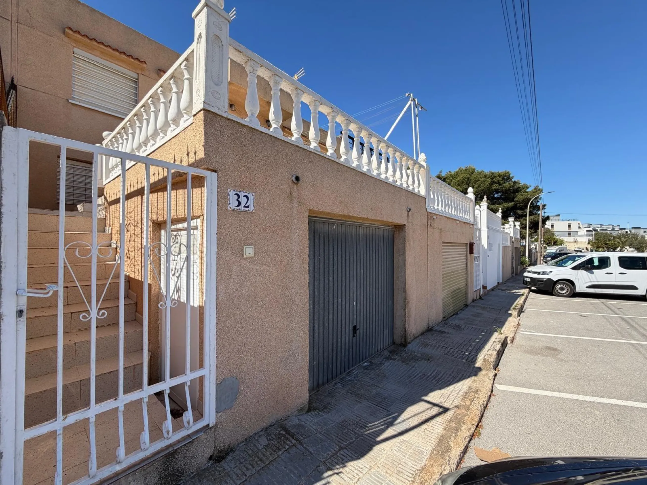 ADOSADO CON VISTAS PANORAMICAS AL MAR Y MONTAÑA CON GARAJE EN GRAN ALACANT (SANTA POLA) 3 DORM. 2 BAÑOS. SUPERFICIE 78 M2.