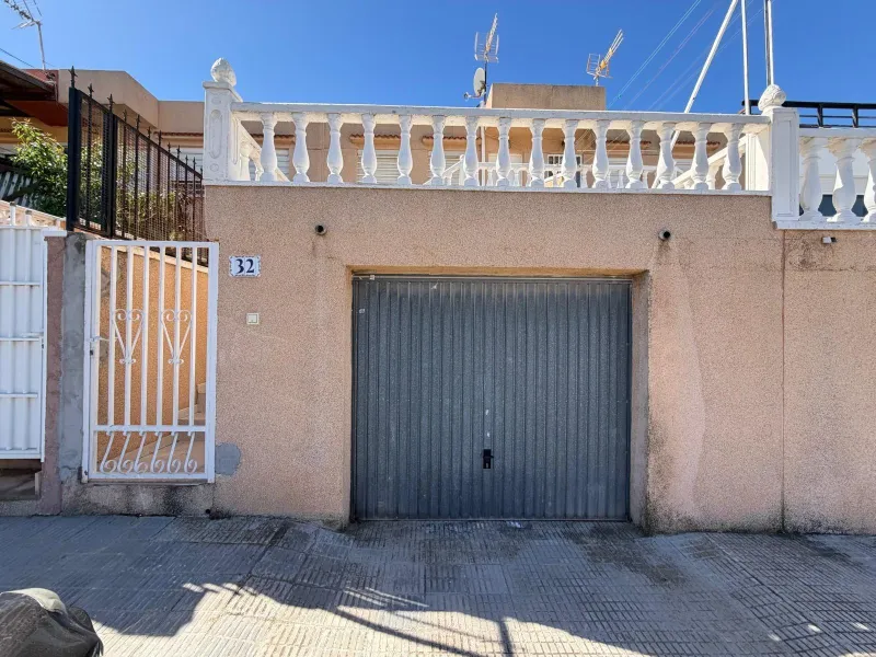 ADOSADO CON VISTAS PANORAMICAS AL MAR Y MONTAÑA CON GARAJE EN GRAN ALACANT (SANTA POLA) 3 DORM. 2 BAÑOS. SUPERFICIE 78 M2.