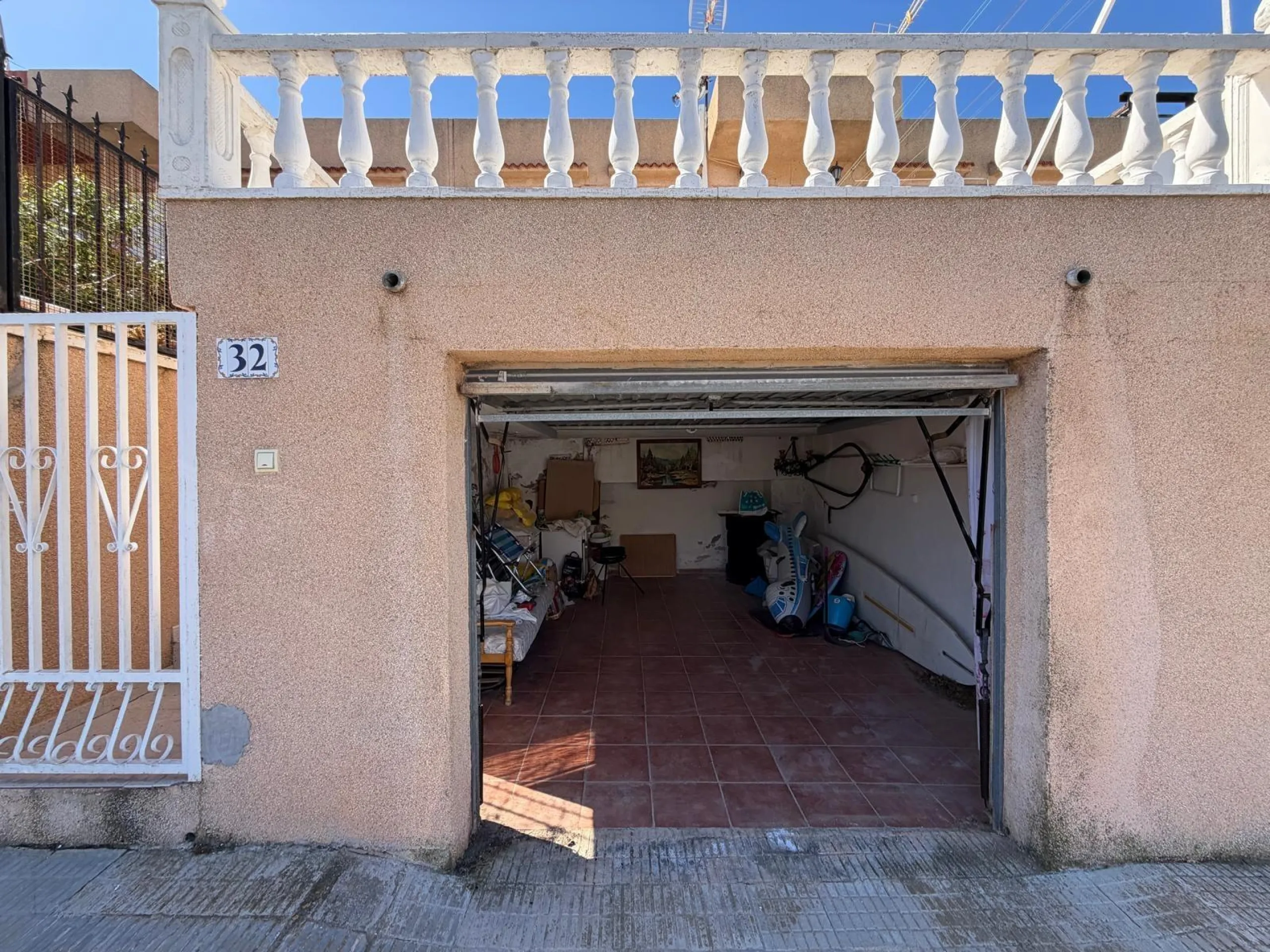 ADOSADO CON VISTAS PANORAMICAS AL MAR Y MONTAÑA CON GARAJE EN GRAN ALACANT (SANTA POLA) 3 DORM. 2 BAÑOS. SUPERFICIE 78 M2.