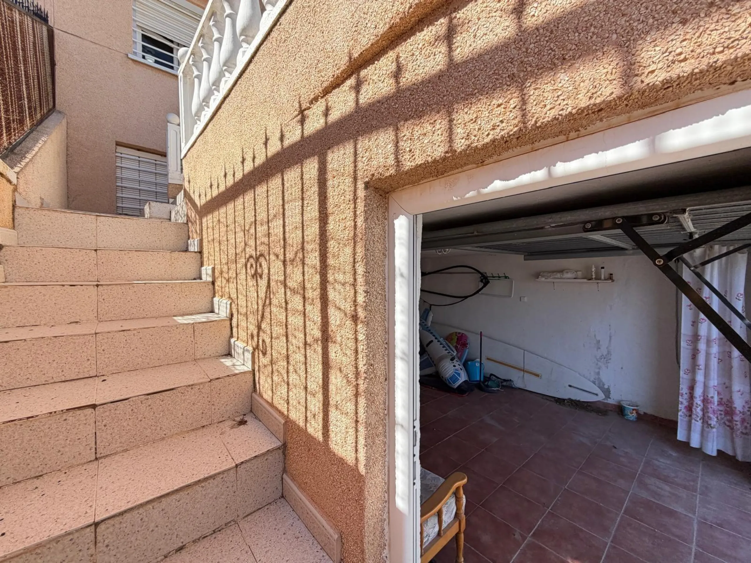 ADOSADO CON VISTAS PANORAMICAS AL MAR Y MONTAÑA CON GARAJE EN GRAN ALACANT (SANTA POLA) 3 DORM. 2 BAÑOS. SUPERFICIE 78 M2.