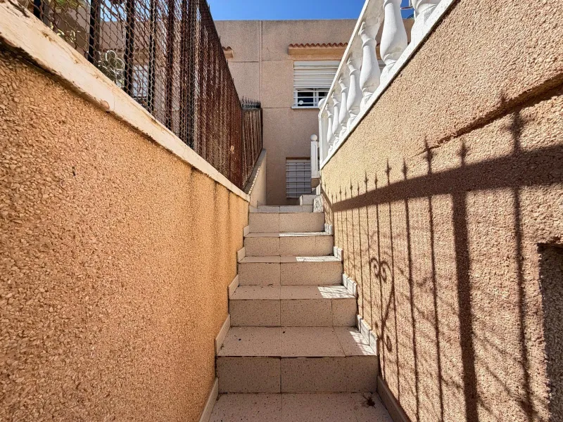 ADOSADO CON VISTAS PANORAMICAS AL MAR Y MONTAÑA CON GARAJE EN GRAN ALACANT (SANTA POLA) 3 DORM. 2 BAÑOS. SUPERFICIE 78 M2.