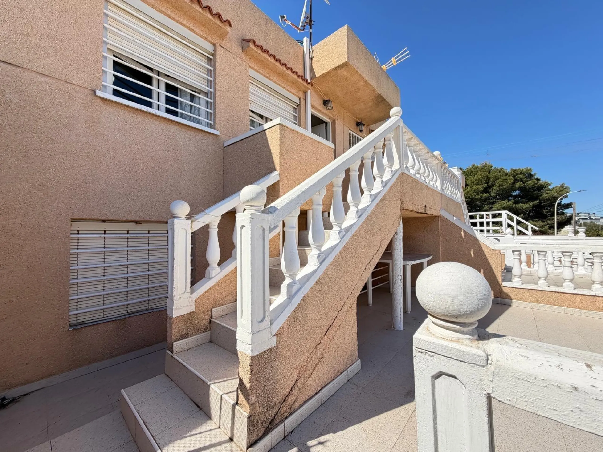 ADOSADO CON VISTAS PANORAMICAS AL MAR Y MONTAÑA CON GARAJE EN GRAN ALACANT (SANTA POLA) 3 DORM. 2 BAÑOS. SUPERFICIE 78 M2.