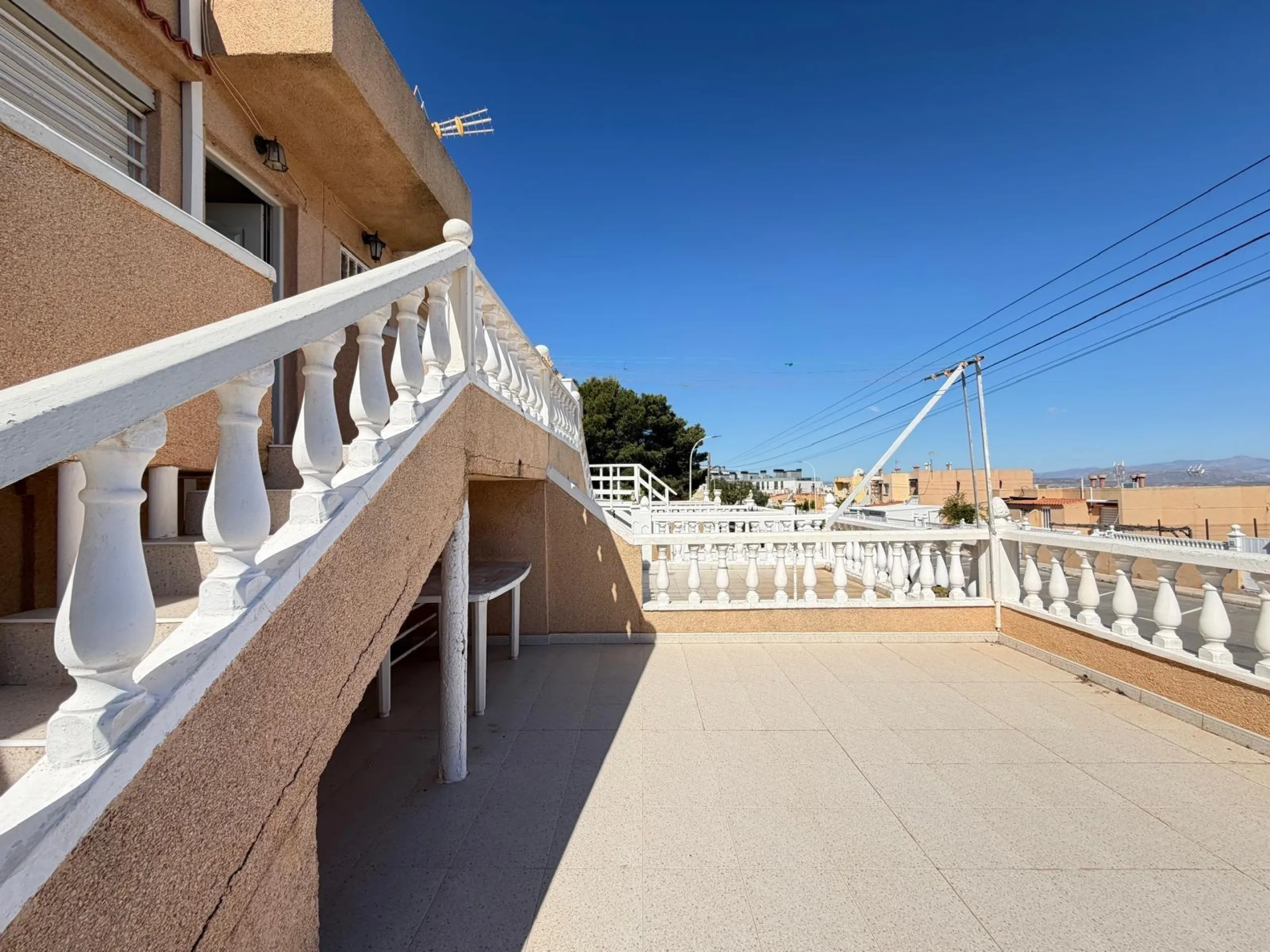 ADOSADO CON VISTAS PANORAMICAS AL MAR Y MONTAÑA CON GARAJE EN GRAN ALACANT (SANTA POLA) 3 DORM. 2 BAÑOS. SUPERFICIE 78 M2.