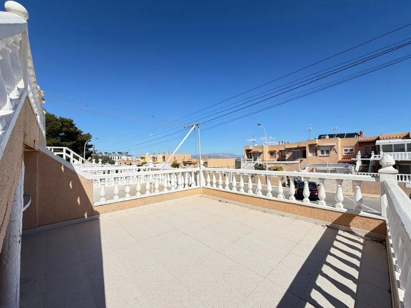 ADOSADO CON VISTAS PANORAMICAS AL MAR Y MONTAÑA CON GARAJE EN GRAN ALACANT (SANTA POLA) 3 DORM. 2 BAÑOS. SUPERFICIE 78 M2.