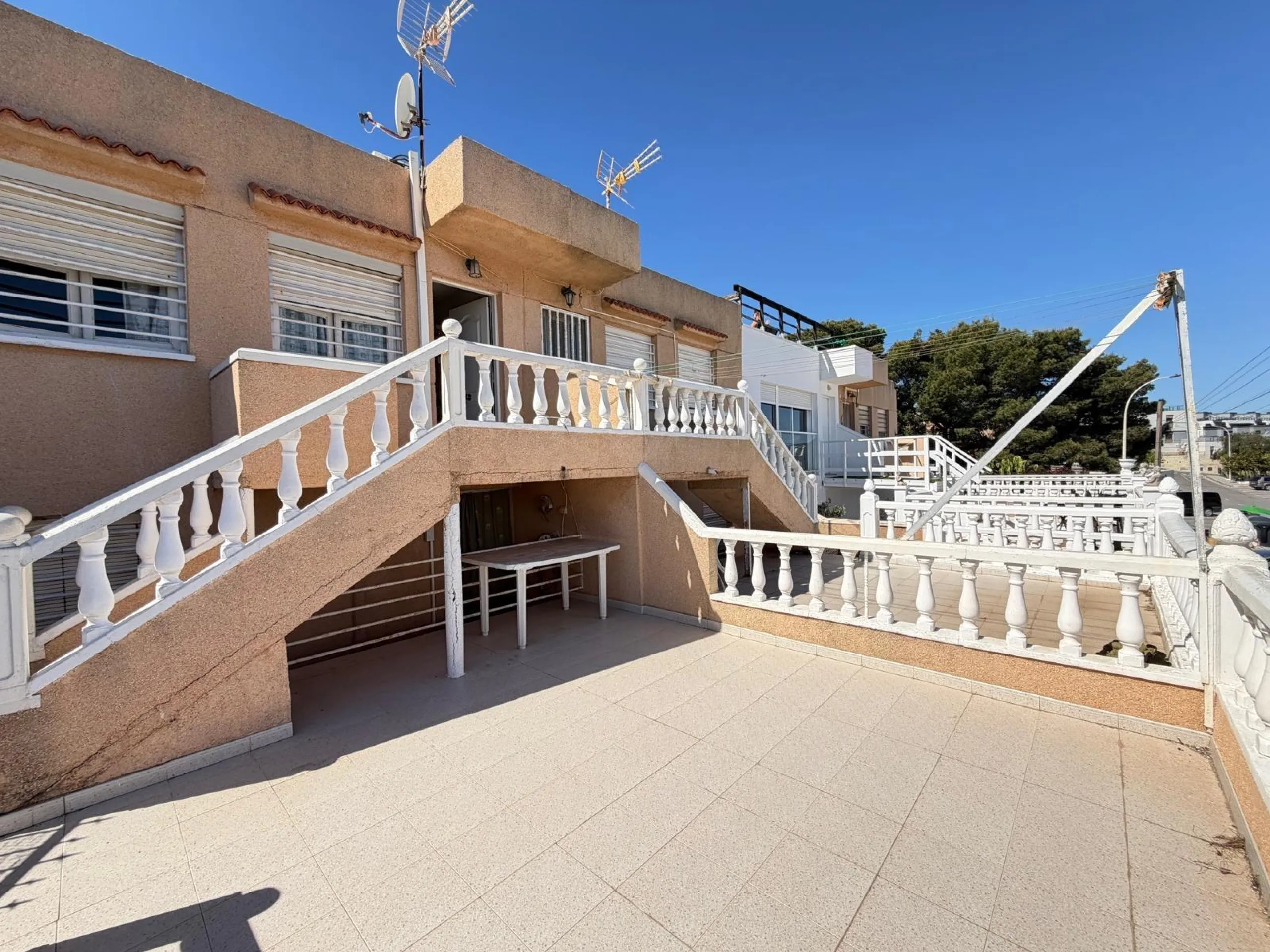 ADOSADO CON VISTAS PANORAMICAS AL MAR Y MONTAÑA CON GARAJE EN GRAN ALACANT (SANTA POLA) 3 DORM. 2 BAÑOS. SUPERFICIE 78 M2.