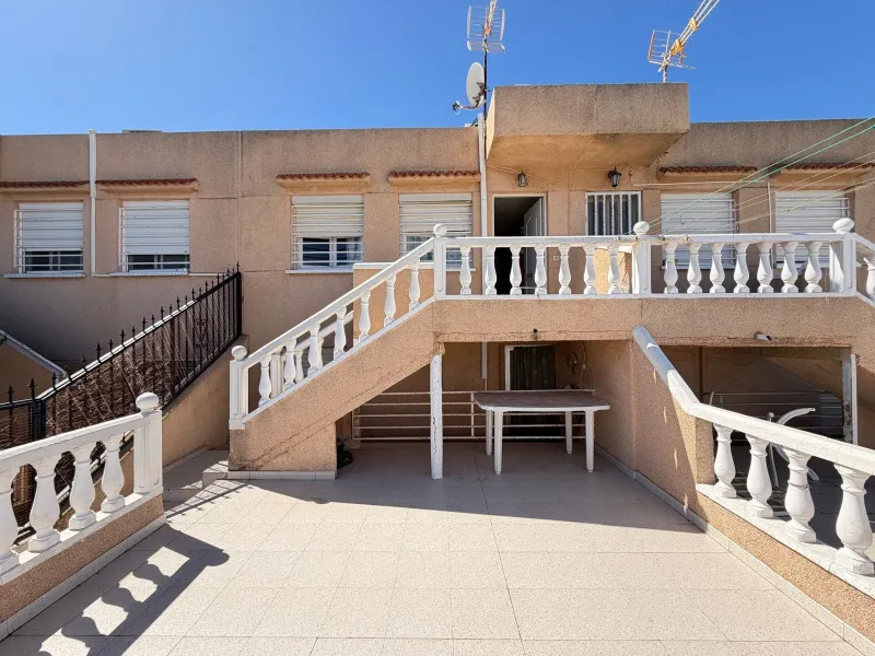 ADOSADO CON VISTAS PANORAMICAS AL MAR Y MONTAÑA CON GARAJE EN GRAN ALACANT (SANTA POLA) 3 DORM. 2 BAÑOS. SUPERFICIE 78 M2.