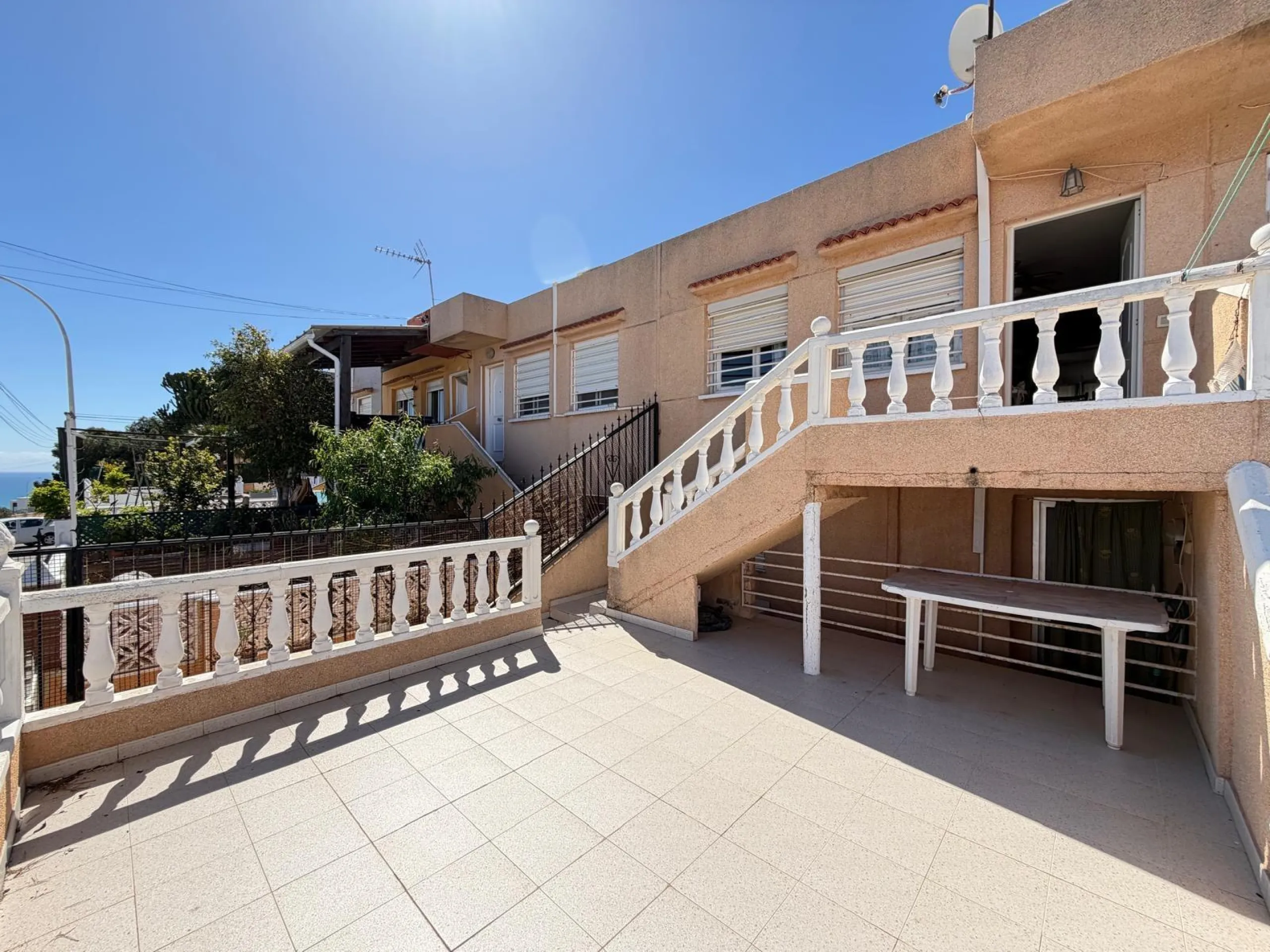 ADOSADO CON VISTAS PANORAMICAS AL MAR Y MONTAÑA CON GARAJE EN GRAN ALACANT (SANTA POLA) 3 DORM. 2 BAÑOS. SUPERFICIE 78 M2.