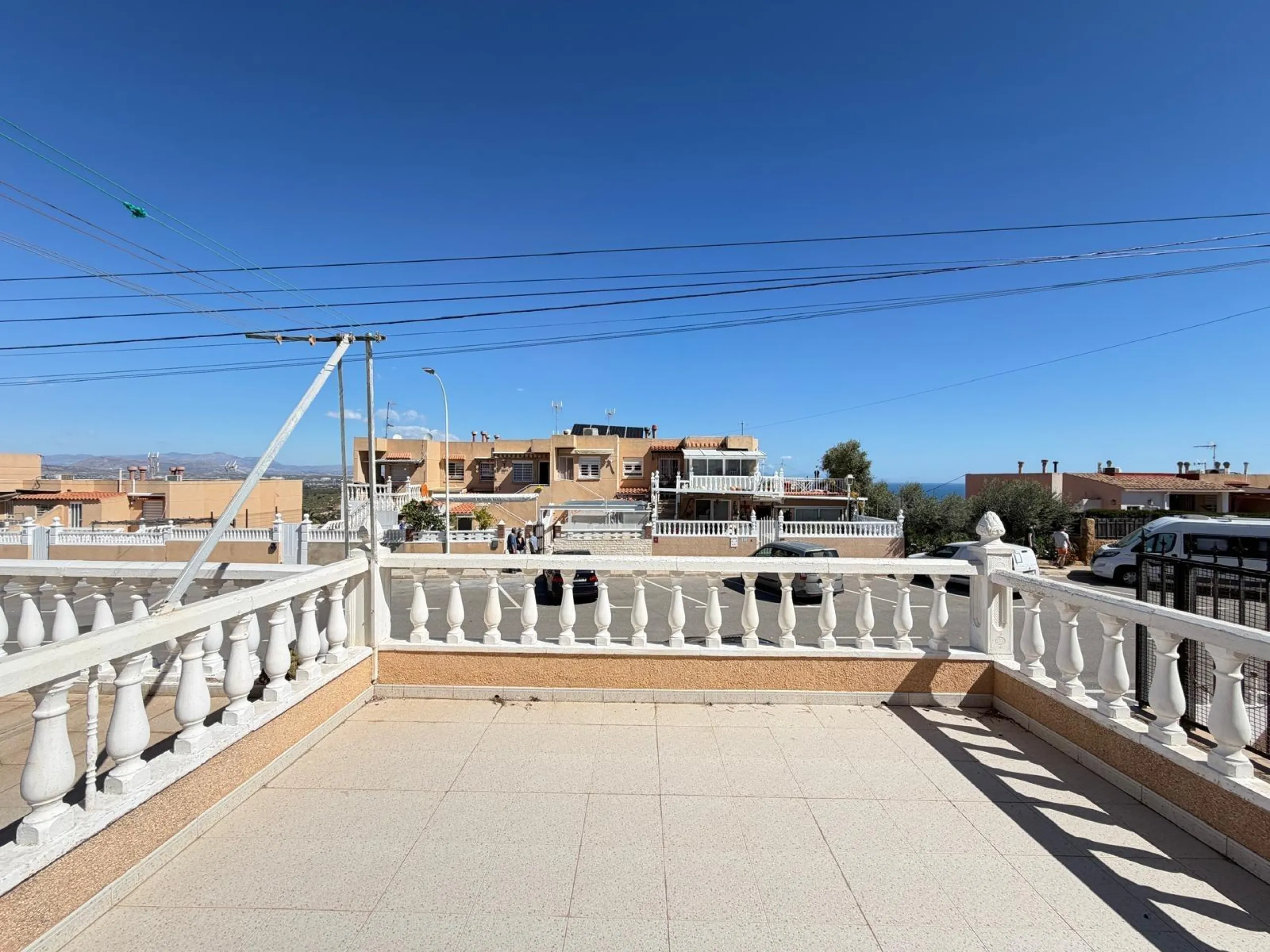 ADOSADO CON VISTAS PANORAMICAS AL MAR Y MONTAÑA CON GARAJE EN GRAN ALACANT (SANTA POLA) 3 DORM. 2 BAÑOS. SUPERFICIE 78 M2.