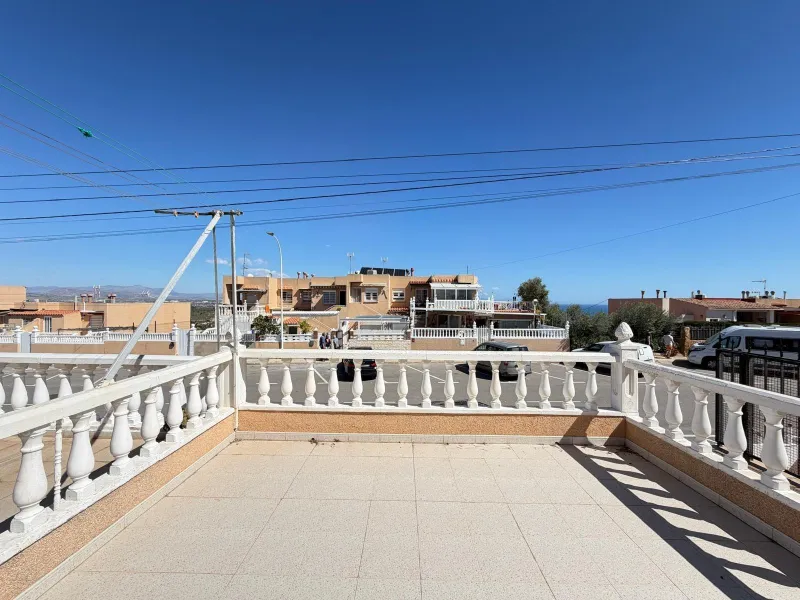 ADOSADO CON VISTAS PANORAMICAS AL MAR Y MONTAÑA CON GARAJE EN GRAN ALACANT (SANTA POLA) 3 DORM. 2 BAÑOS. SUPERFICIE 78 M2.