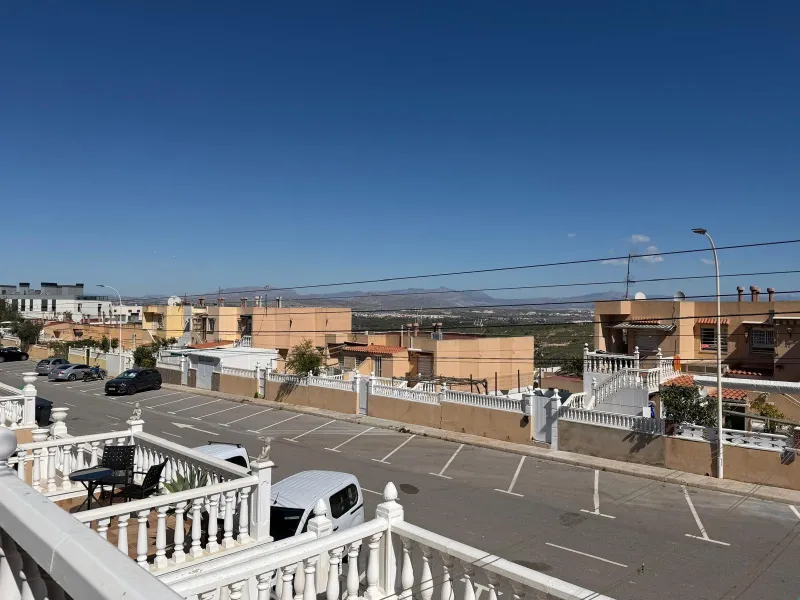 ADOSADO CON VISTAS PANORAMICAS AL MAR Y MONTAÑA CON GARAJE EN GRAN ALACANT (SANTA POLA) 3 DORM. 2 BAÑOS. SUPERFICIE 78 M2.