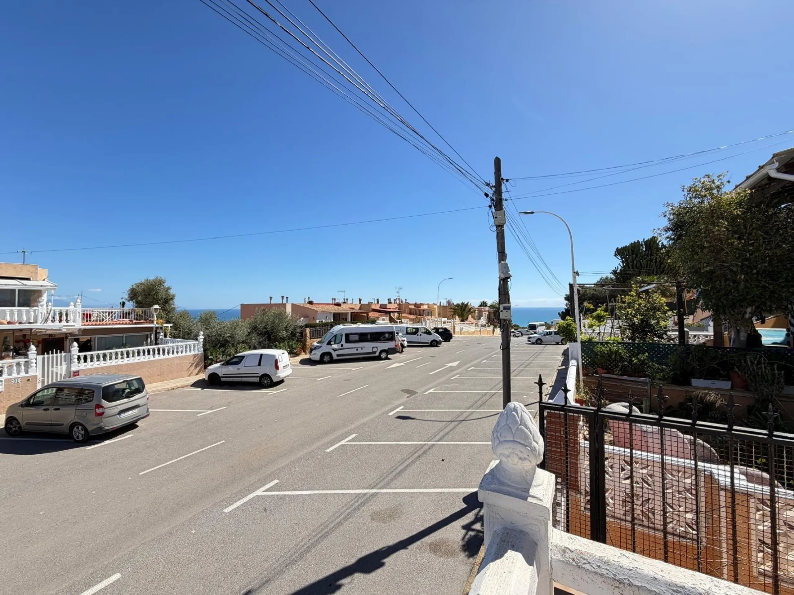 ADOSADO CON VISTAS PANORAMICAS AL MAR Y MONTAÑA CON GARAJE EN GRAN ALACANT (SANTA POLA) 3 DORM. 2 BAÑOS. SUPERFICIE 78 M2.