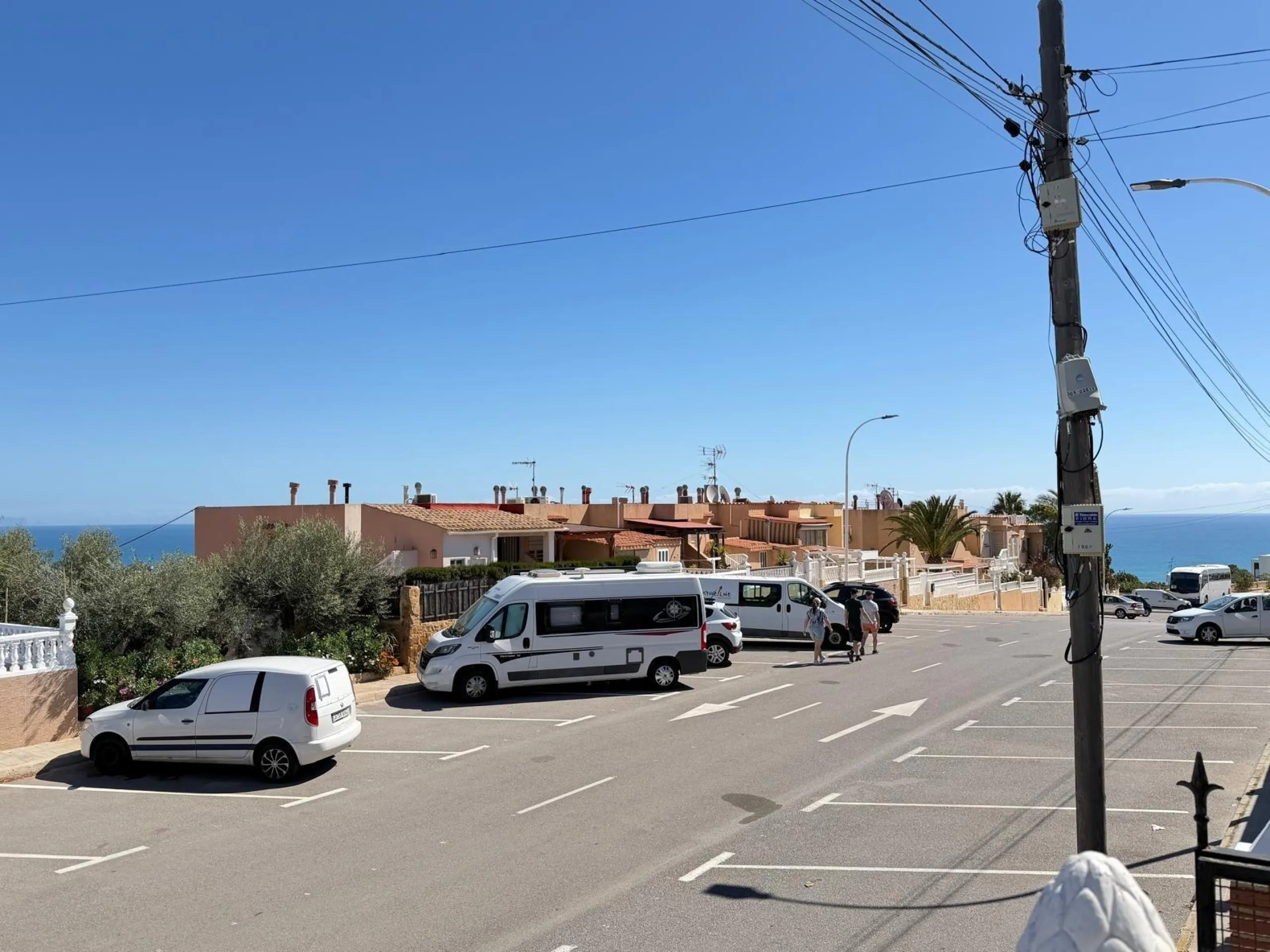 ADOSADO CON VISTAS PANORAMICAS AL MAR Y MONTAÑA CON GARAJE EN GRAN ALACANT (SANTA POLA) 3 DORM. 2 BAÑOS. SUPERFICIE 78 M2.
