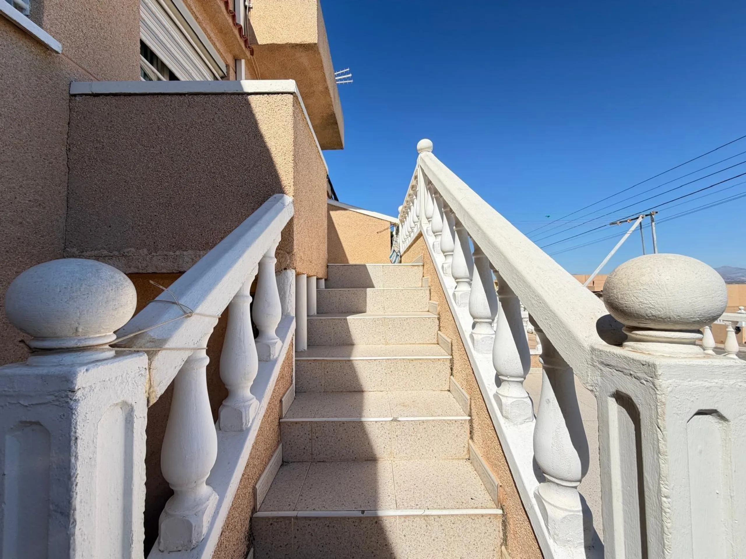 ADOSADO CON VISTAS PANORAMICAS AL MAR Y MONTAÑA CON GARAJE EN GRAN ALACANT (SANTA POLA) 3 DORM. 2 BAÑOS. SUPERFICIE 78 M2.