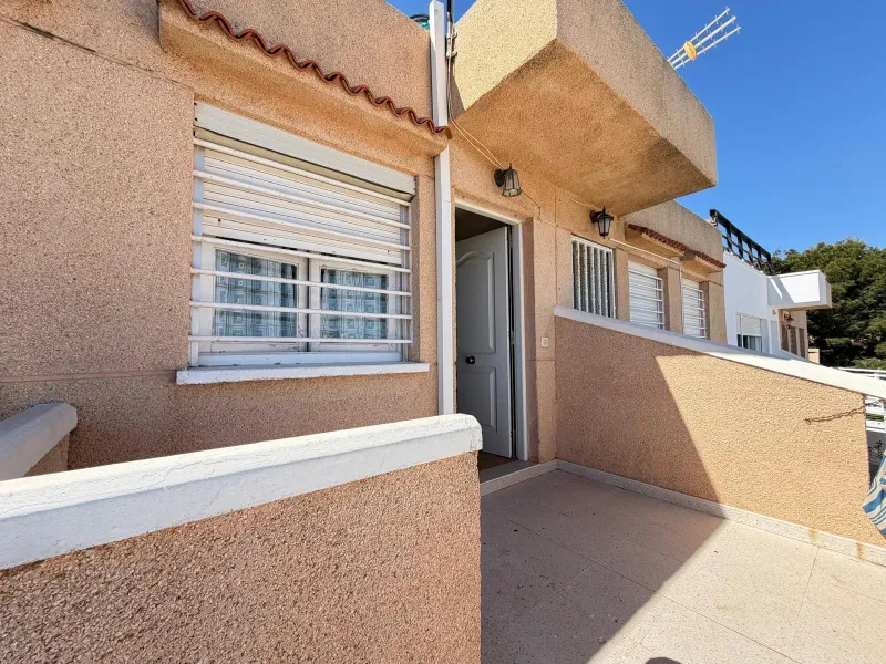 ADOSADO CON VISTAS PANORAMICAS AL MAR Y MONTAÑA CON GARAJE EN GRAN ALACANT (SANTA POLA) 3 DORM. 2 BAÑOS. SUPERFICIE 78 M2.