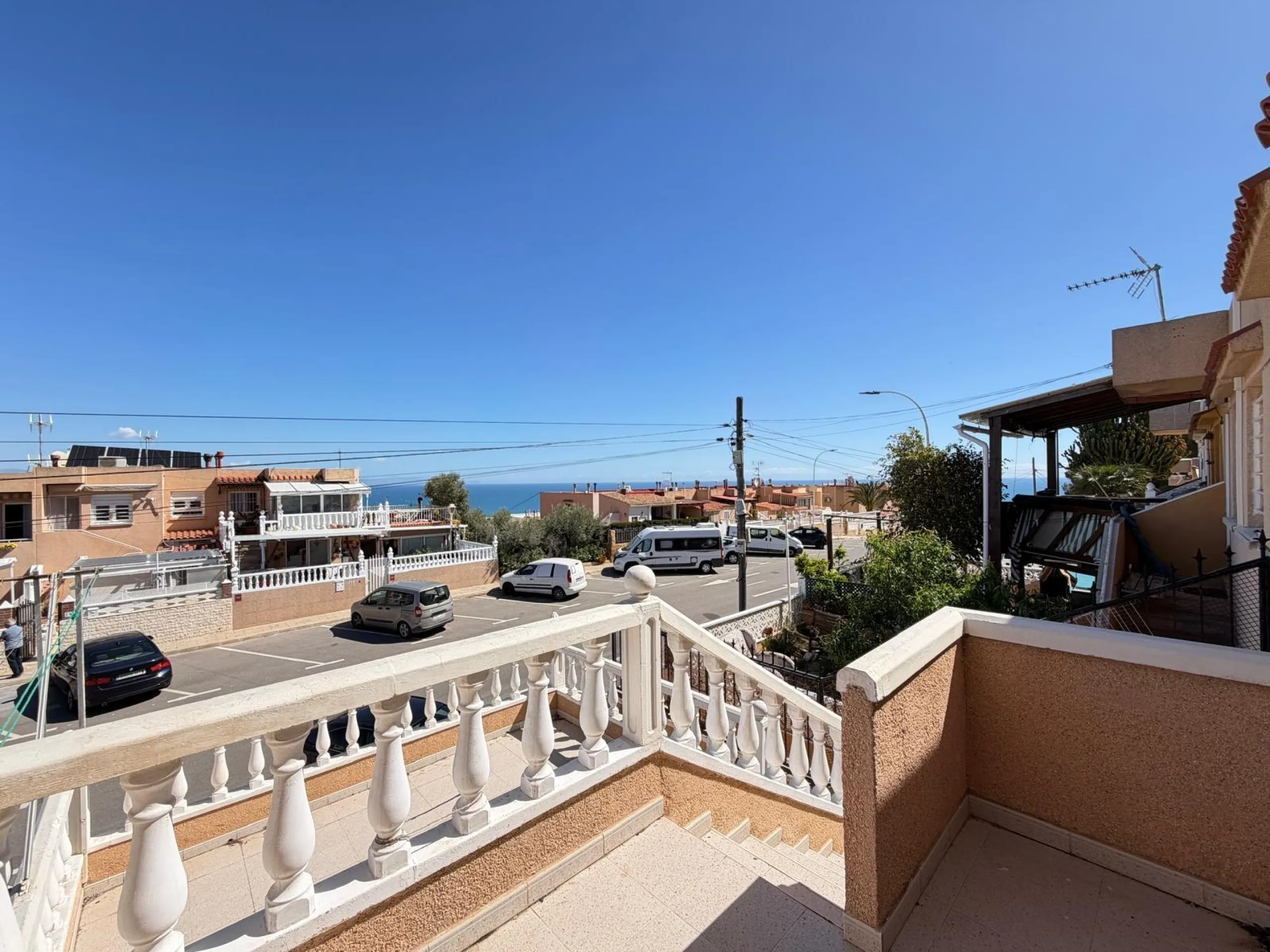 ADOSADO CON VISTAS PANORAMICAS AL MAR Y MONTAÑA CON GARAJE EN GRAN ALACANT (SANTA POLA) 3 DORM. 2 BAÑOS. SUPERFICIE 78 M2.