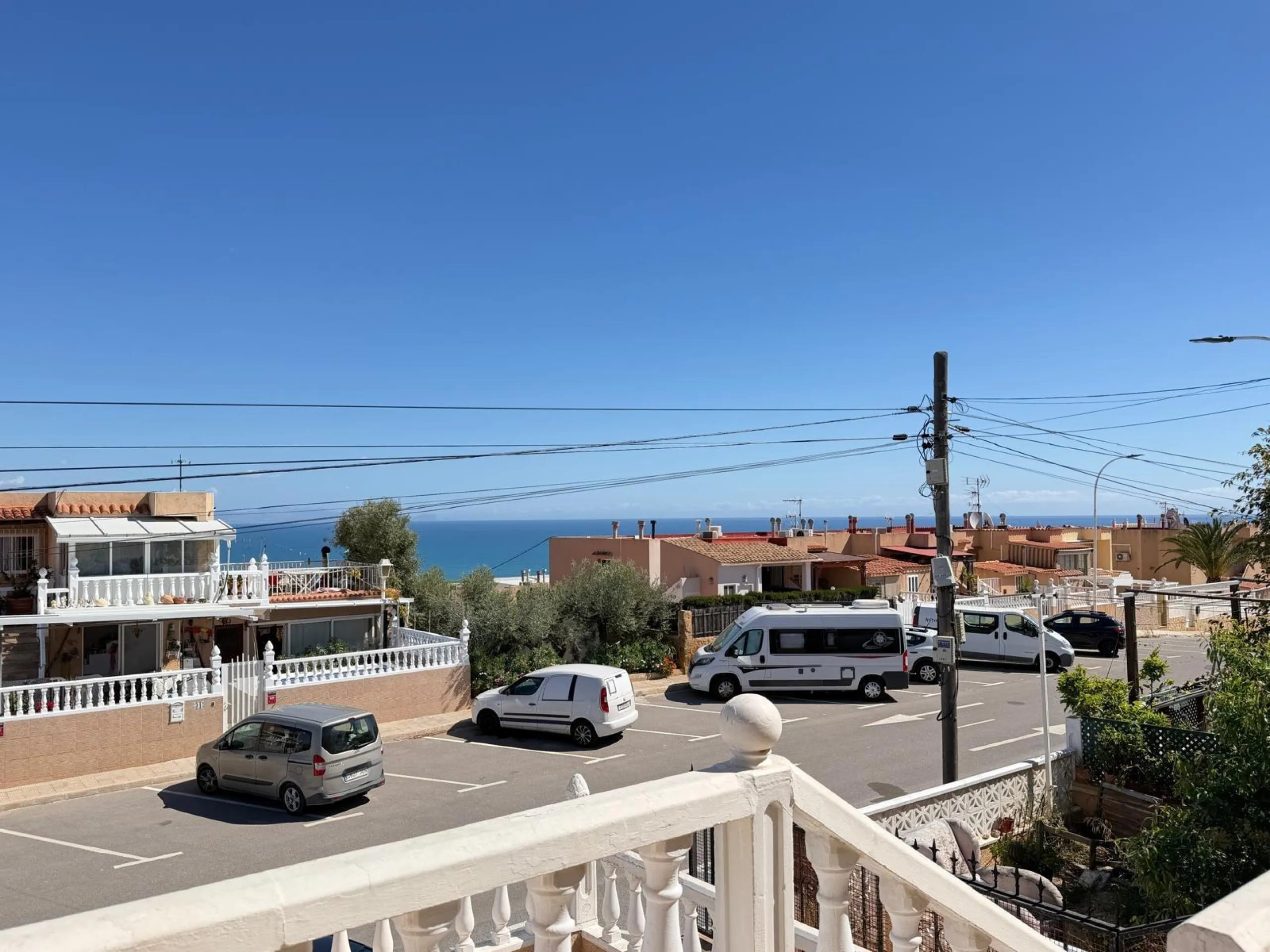 ADOSADO CON VISTAS PANORAMICAS AL MAR Y MONTAÑA CON GARAJE EN GRAN ALACANT (SANTA POLA) 3 DORM. 2 BAÑOS. SUPERFICIE 78 M2.