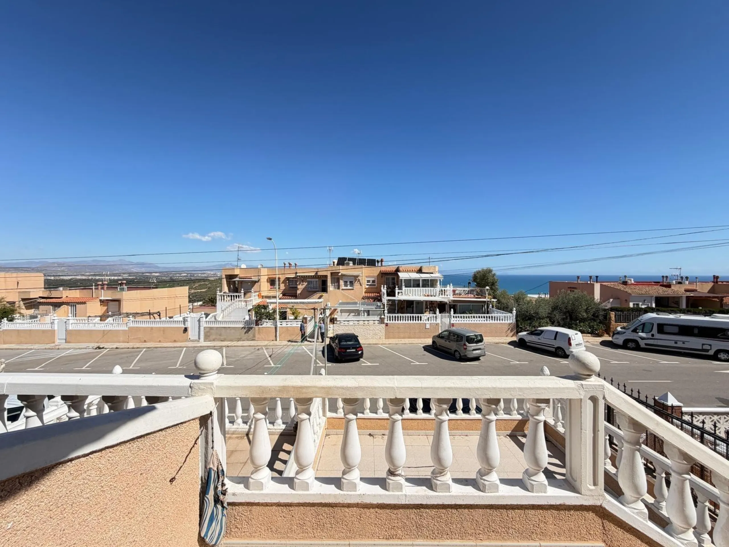 ADOSADO CON VISTAS PANORAMICAS AL MAR Y MONTAÑA CON GARAJE EN GRAN ALACANT (SANTA POLA) 3 DORM. 2 BAÑOS. SUPERFICIE 78 M2.