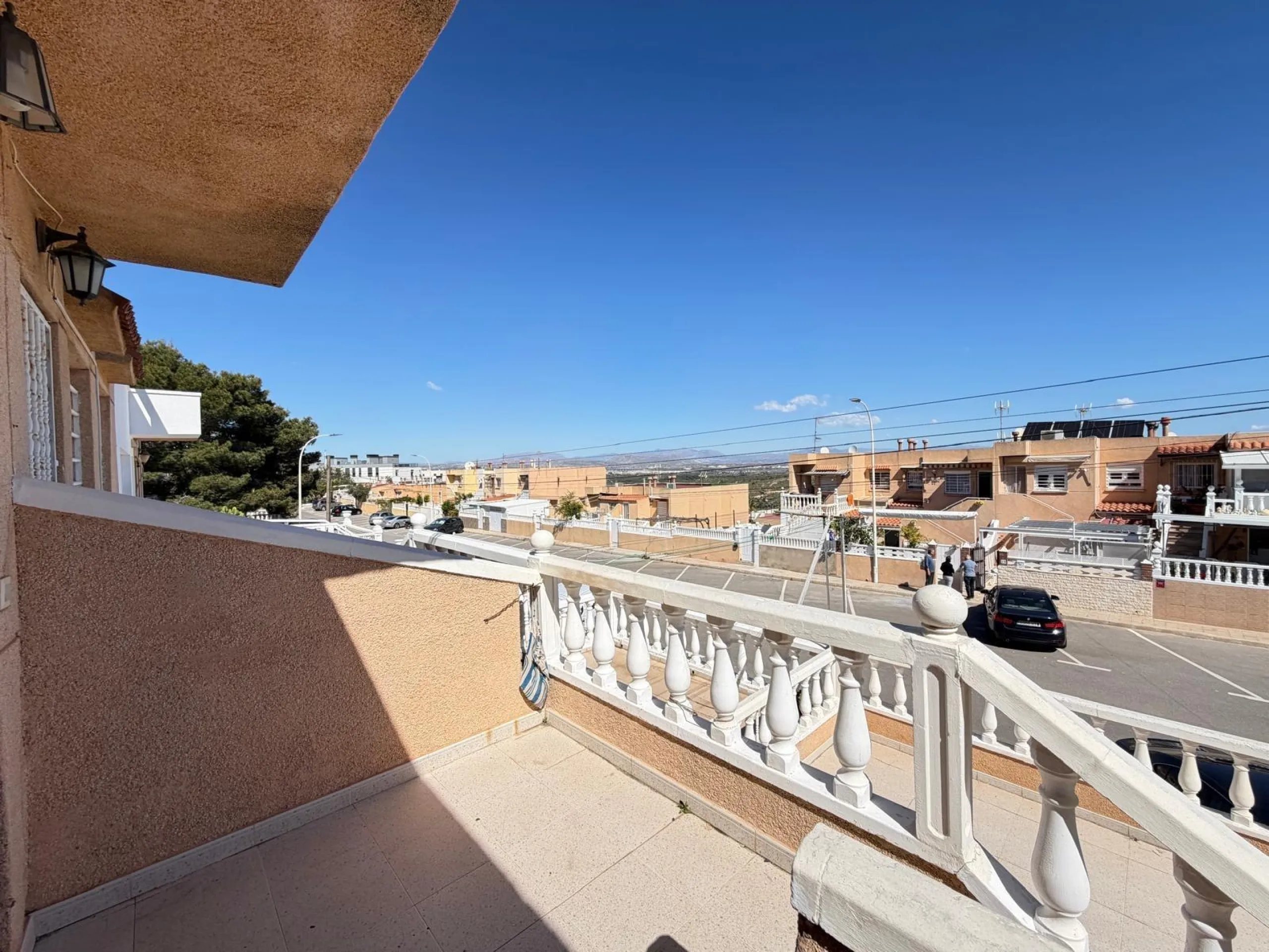 ADOSADO CON VISTAS PANORAMICAS AL MAR Y MONTAÑA CON GARAJE EN GRAN ALACANT (SANTA POLA) 3 DORM. 2 BAÑOS. SUPERFICIE 78 M2.