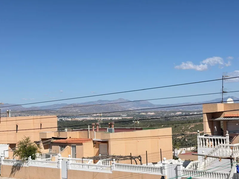 ADOSADO CON VISTAS PANORAMICAS AL MAR Y MONTAÑA CON GARAJE EN GRAN ALACANT (SANTA POLA) 3 DORM. 2 BAÑOS. SUPERFICIE 78 M2.