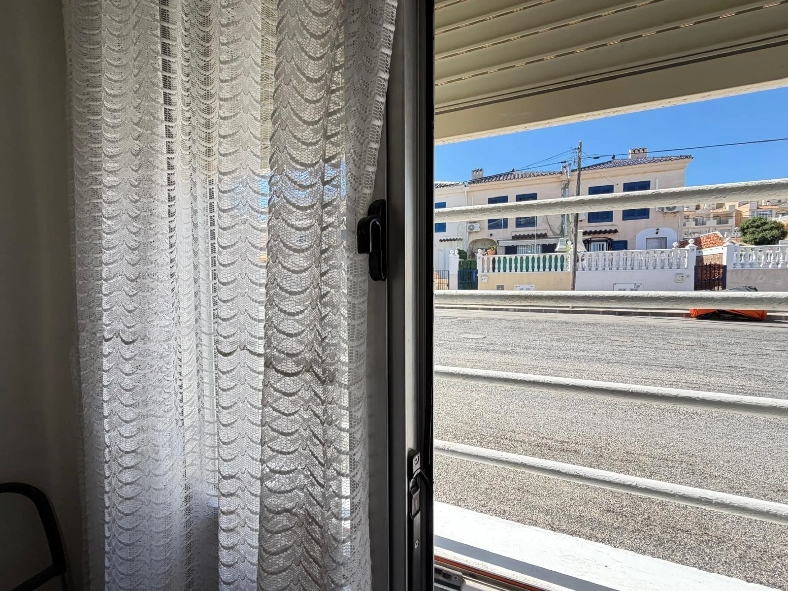 ADOSADO CON VISTAS PANORAMICAS AL MAR Y MONTAÑA CON GARAJE EN GRAN ALACANT (SANTA POLA) 3 DORM. 2 BAÑOS. SUPERFICIE 78 M2.