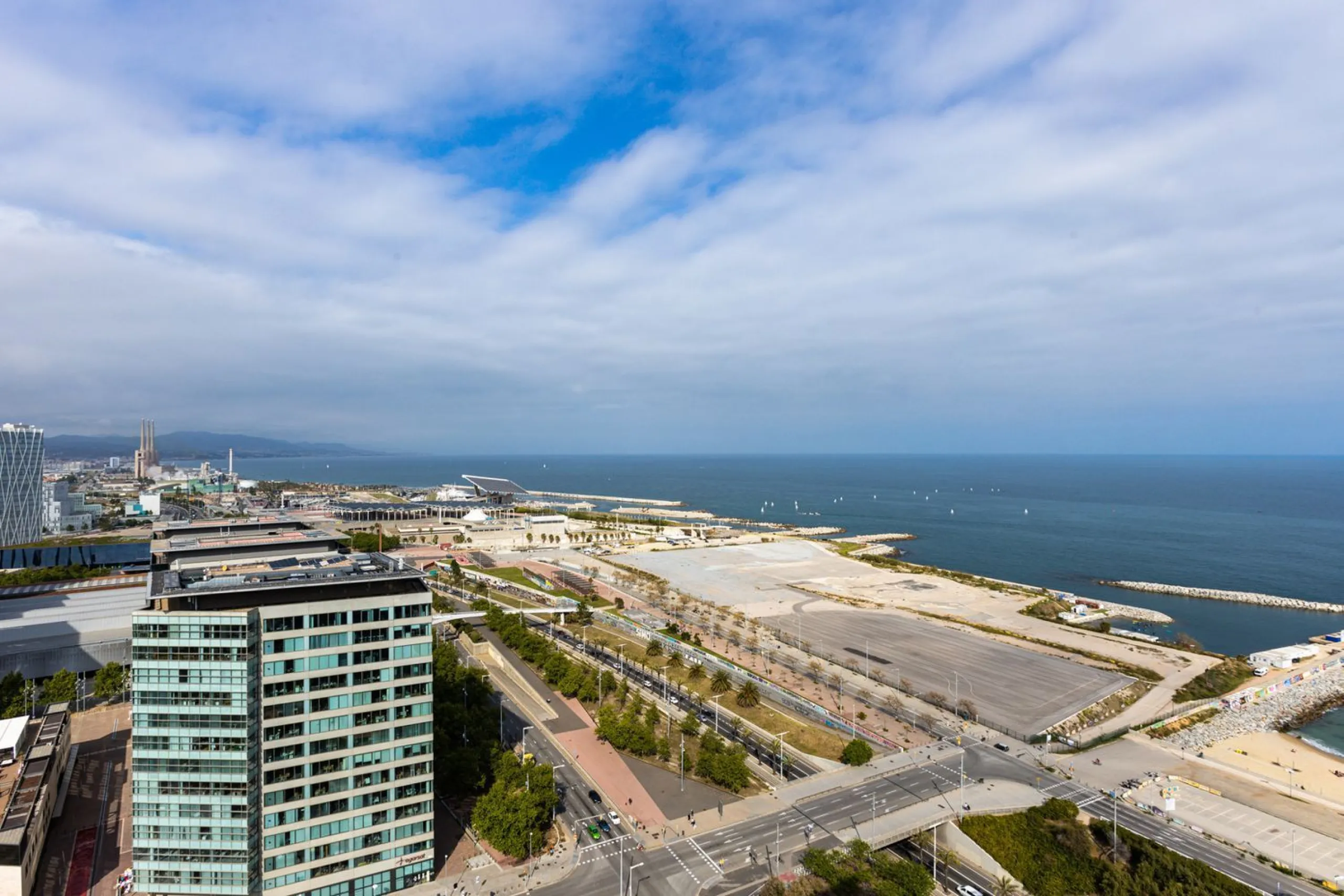 Ático en altura con terraza panorámica en Diagonal Mar, Barcelona