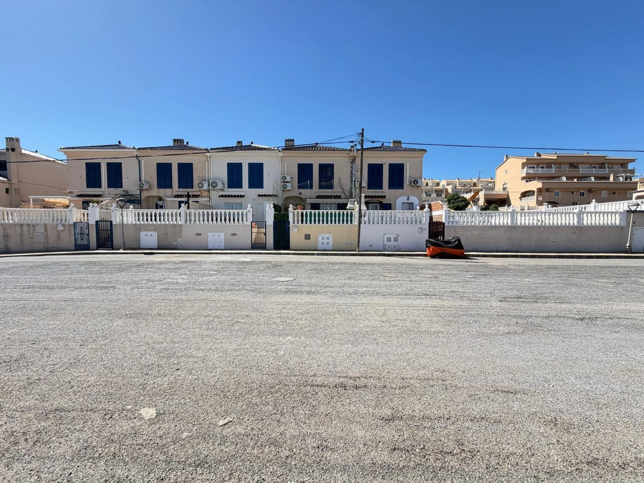 ADOSADO CON VISTAS PANORAMICAS AL MAR Y MONTAÑA CON GARAJE EN GRAN ALACANT (SANTA POLA) 3 DORM. 2 BAÑOS. SUPERFICIE 78 M2.