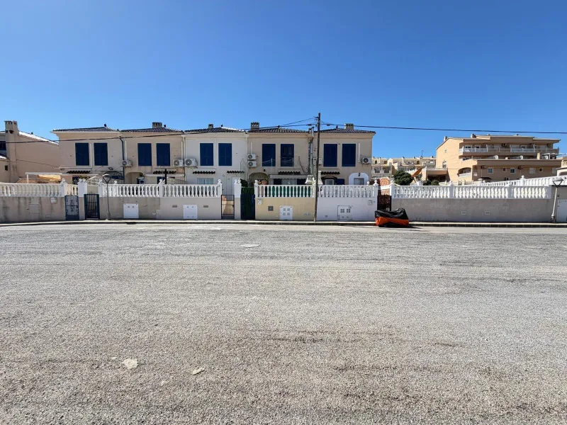 ADOSADO CON VISTAS PANORAMICAS AL MAR Y MONTAÑA CON GARAJE EN GRAN ALACANT (SANTA POLA) 3 DORM. 2 BAÑOS. SUPERFICIE 78 M2.