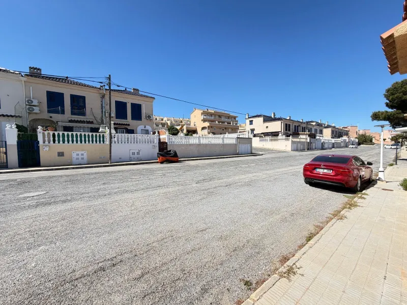 ADOSADO CON VISTAS PANORAMICAS AL MAR Y MONTAÑA CON GARAJE EN GRAN ALACANT (SANTA POLA) 3 DORM. 2 BAÑOS. SUPERFICIE 78 M2.