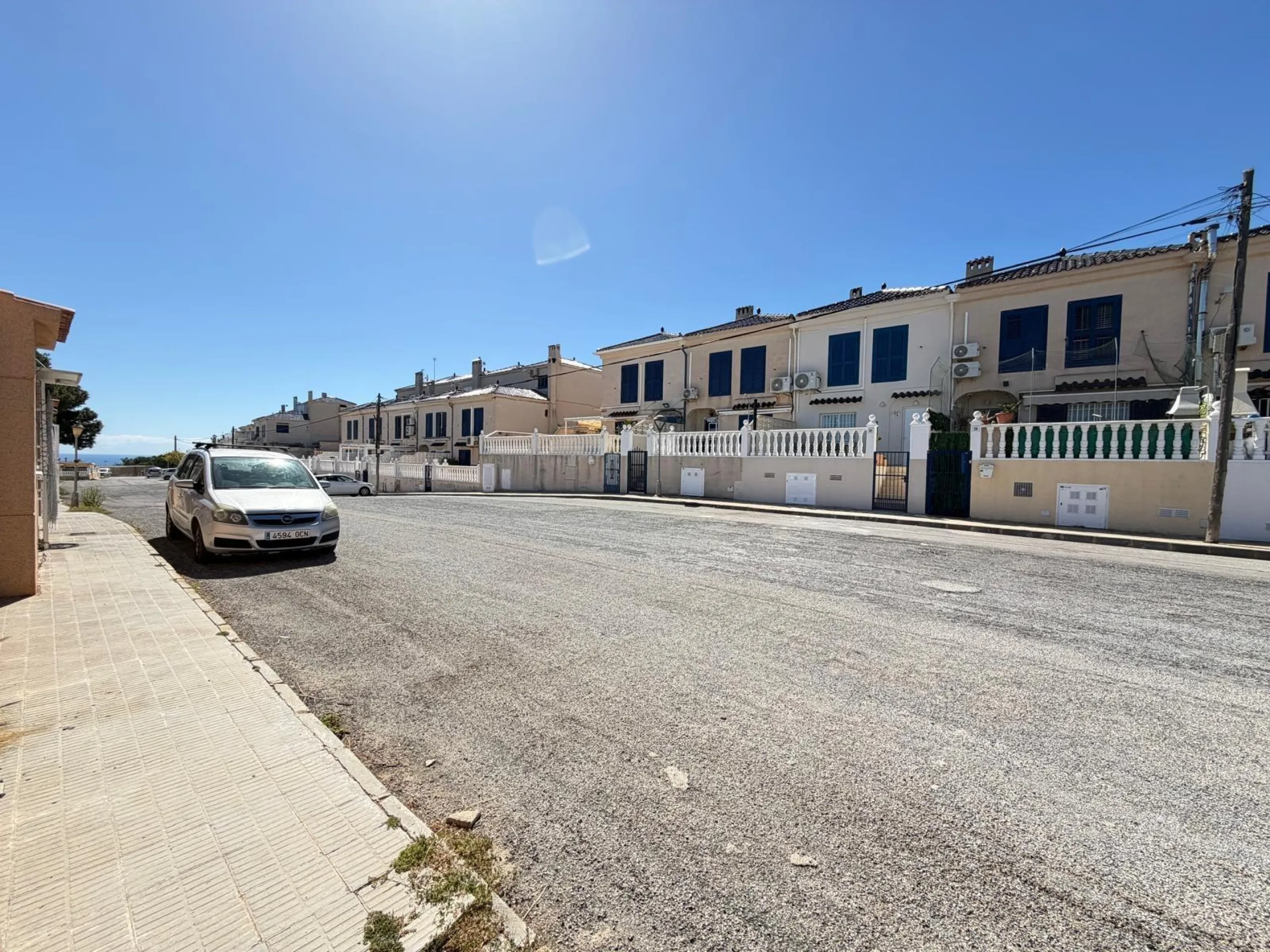 ADOSADO CON VISTAS PANORAMICAS AL MAR Y MONTAÑA CON GARAJE EN GRAN ALACANT (SANTA POLA) 3 DORM. 2 BAÑOS. SUPERFICIE 78 M2.