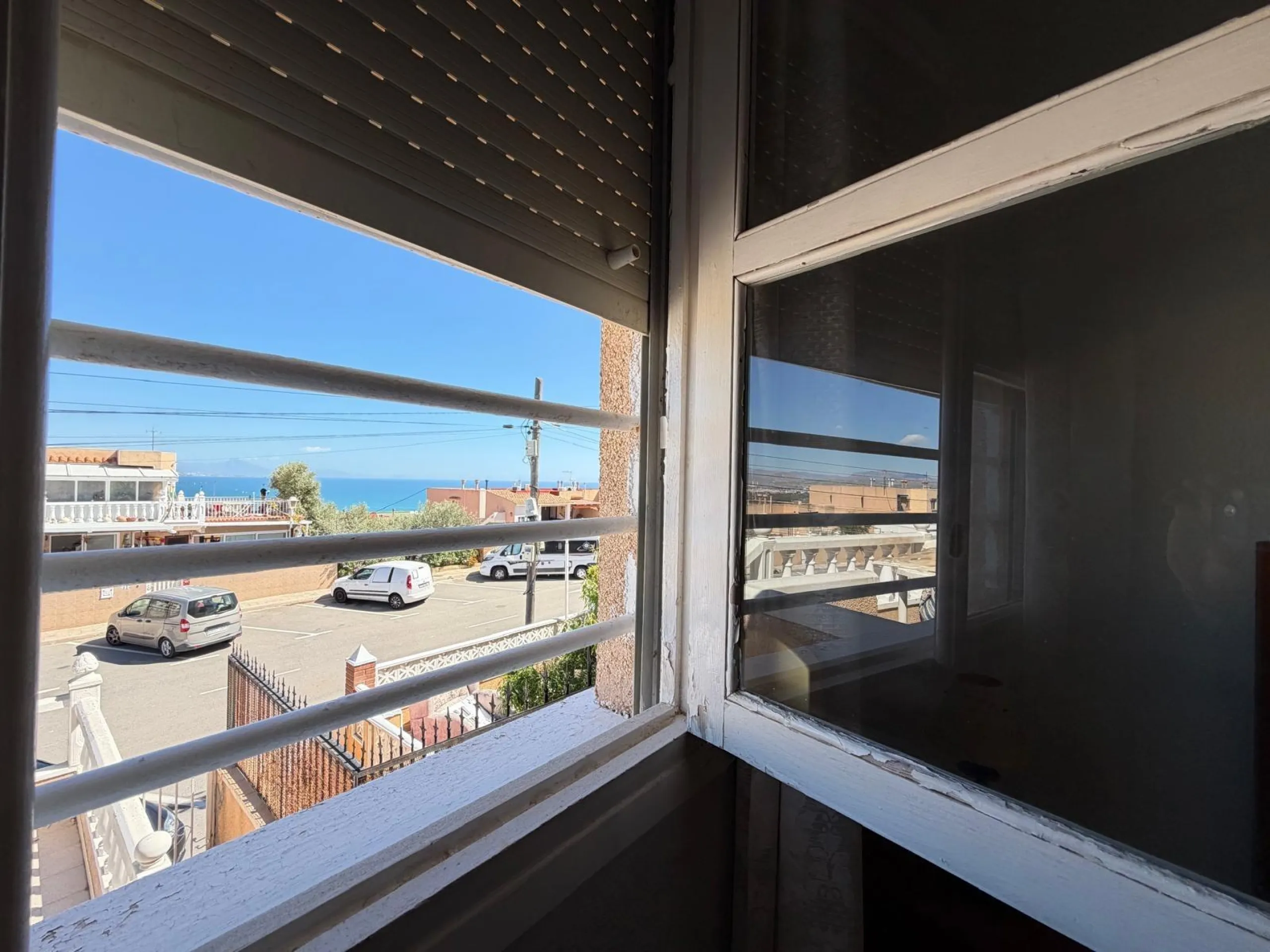 ADOSADO CON VISTAS PANORAMICAS AL MAR Y MONTAÑA CON GARAJE EN GRAN ALACANT (SANTA POLA) 3 DORM. 2 BAÑOS. SUPERFICIE 78 M2.