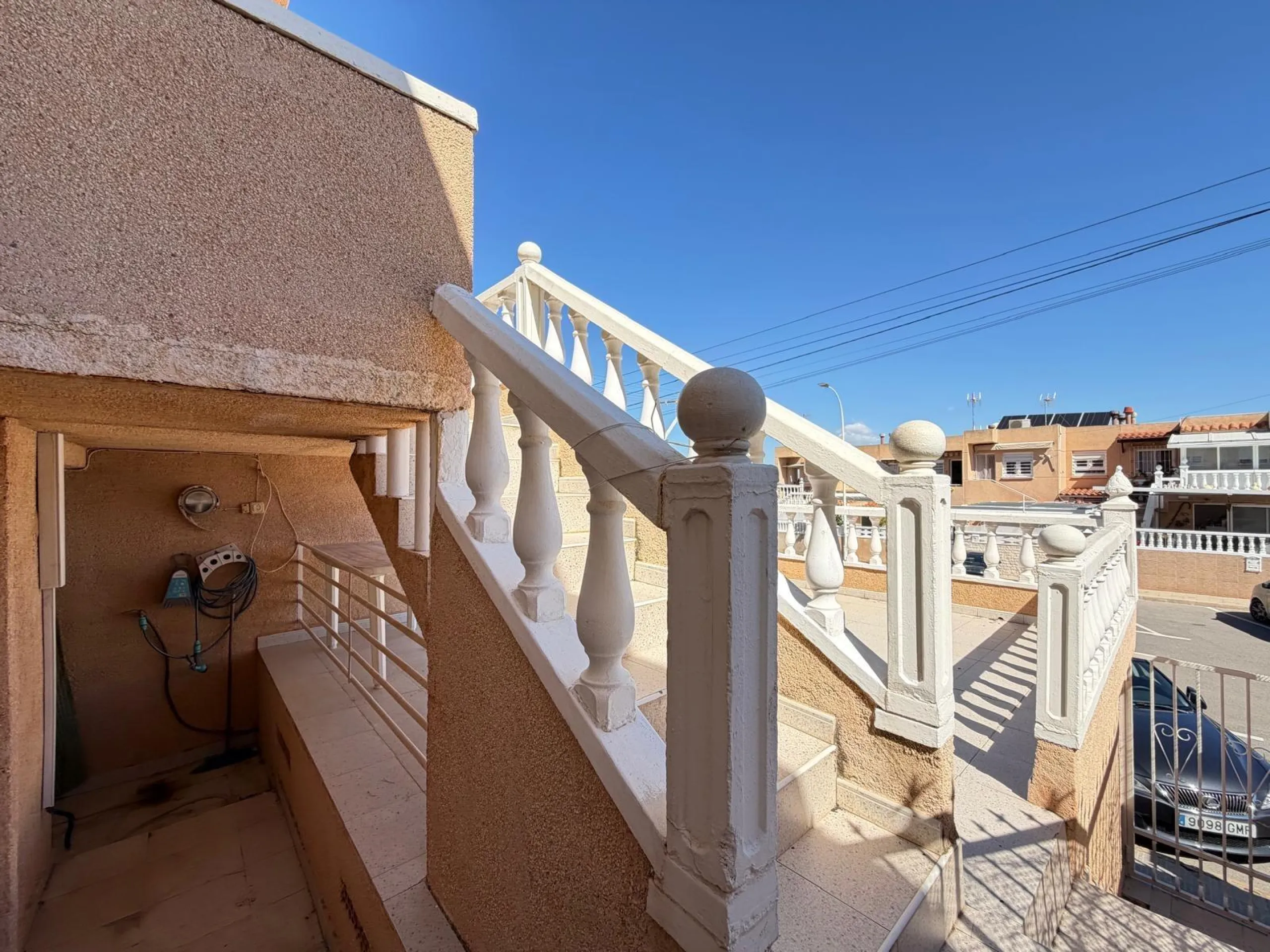 ADOSADO CON VISTAS PANORAMICAS AL MAR Y MONTAÑA CON GARAJE EN GRAN ALACANT (SANTA POLA) 3 DORM. 2 BAÑOS. SUPERFICIE 78 M2.