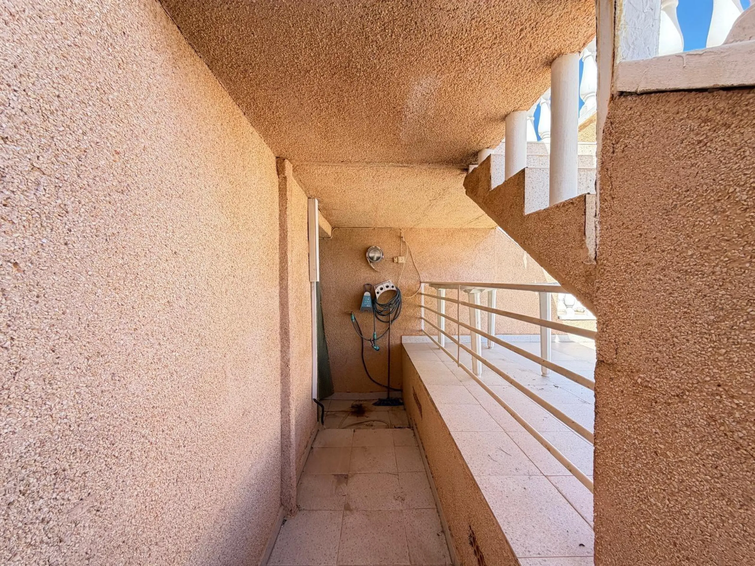 ADOSADO CON VISTAS PANORAMICAS AL MAR Y MONTAÑA CON GARAJE EN GRAN ALACANT (SANTA POLA) 3 DORM. 2 BAÑOS. SUPERFICIE 78 M2.