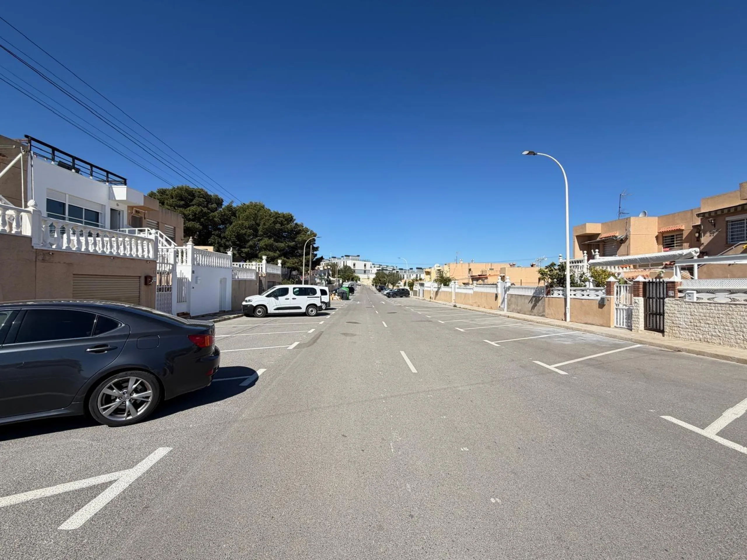 ADOSADO CON VISTAS PANORAMICAS AL MAR Y MONTAÑA CON GARAJE EN GRAN ALACANT (SANTA POLA) 3 DORM. 2 BAÑOS. SUPERFICIE 78 M2.