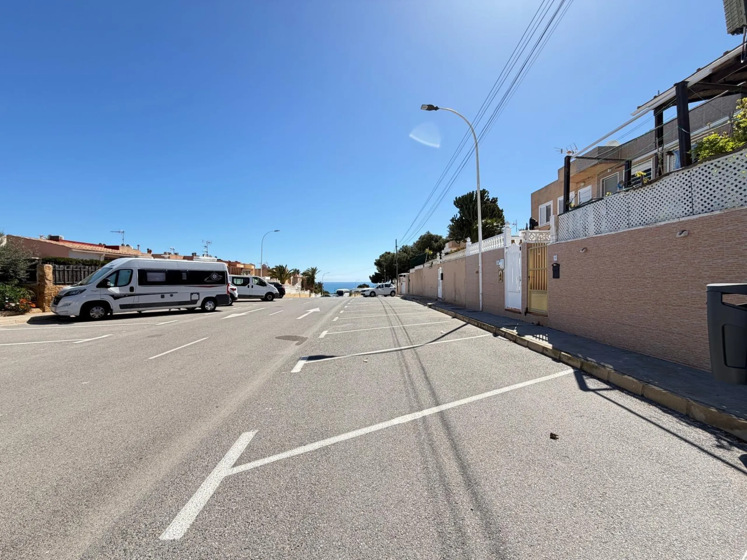 ADOSADO CON VISTAS PANORAMICAS AL MAR Y MONTAÑA CON GARAJE EN GRAN ALACANT (SANTA POLA) 3 DORM. 2 BAÑOS. SUPERFICIE 78 M2.