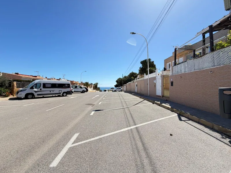 ADOSADO CON VISTAS PANORAMICAS AL MAR Y MONTAÑA CON GARAJE EN GRAN ALACANT (SANTA POLA) 3 DORM. 2 BAÑOS. SUPERFICIE 78 M2.