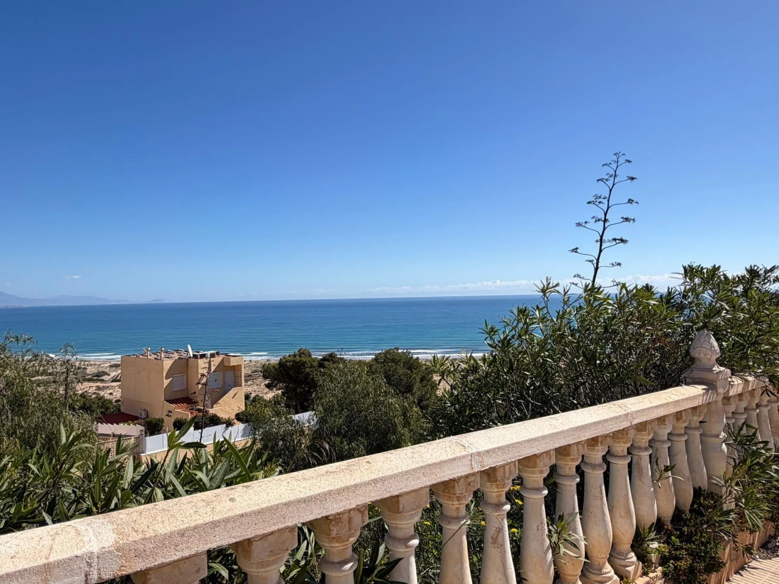 ADOSADO CON VISTAS PANORAMICAS AL MAR Y MONTAÑA CON GARAJE EN GRAN ALACANT (SANTA POLA) 3 DORM. 2 BAÑOS. SUPERFICIE 78 M2.