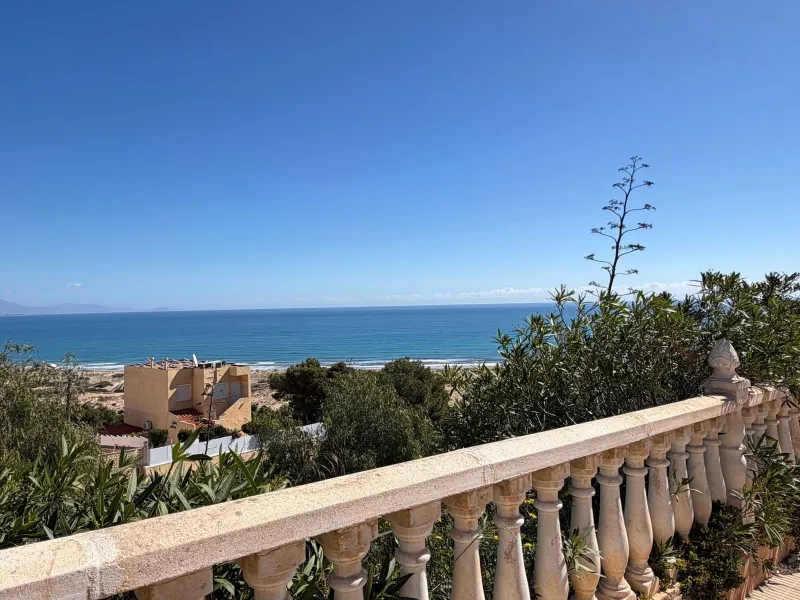 ADOSADO CON VISTAS PANORAMICAS AL MAR Y MONTAÑA CON GARAJE EN GRAN ALACANT (SANTA POLA) 3 DORM. 2 BAÑOS. SUPERFICIE 78 M2.