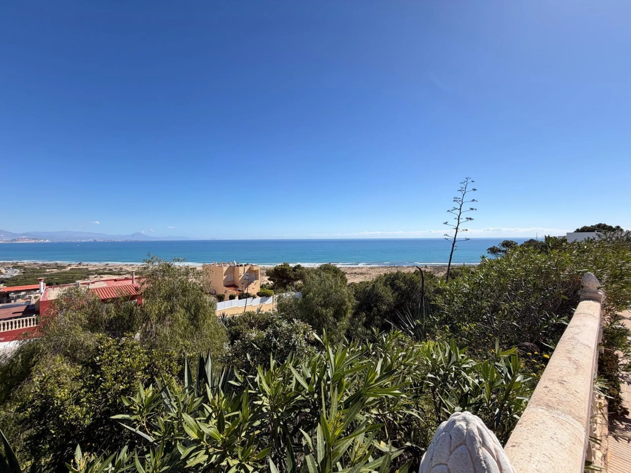 ADOSADO CON VISTAS PANORAMICAS AL MAR Y MONTAÑA CON GARAJE EN GRAN ALACANT (SANTA POLA) 3 DORM. 2 BAÑOS. SUPERFICIE 78 M2.