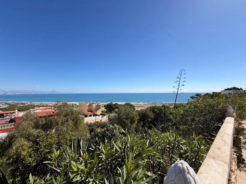 ADOSADO CON VISTAS PANORAMICAS AL MAR Y MONTAÑA CON GARAJE EN GRAN ALACANT (SANTA POLA) 3 DORM. 2 BAÑOS. SUPERFICIE 78 M2.