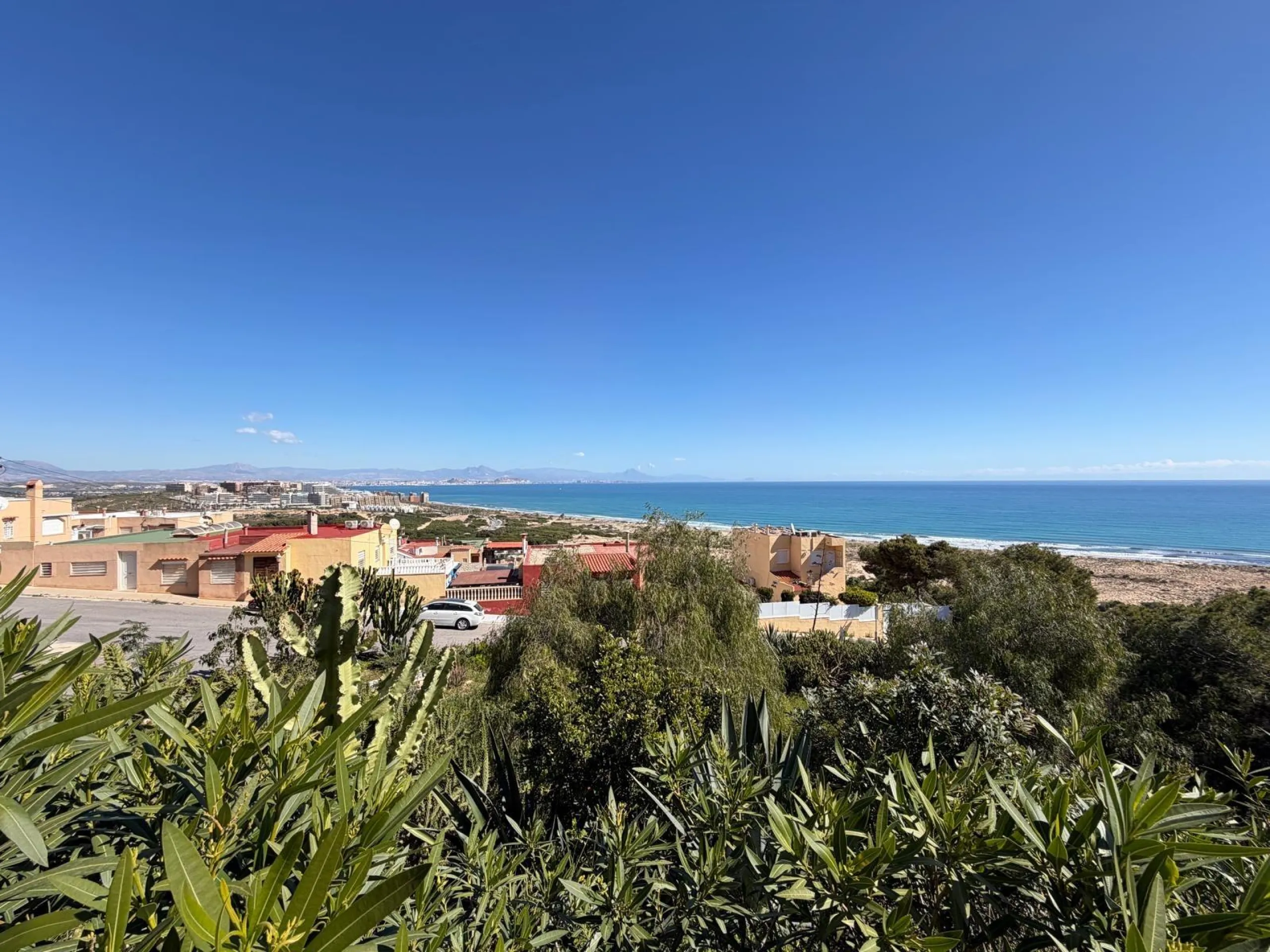 ADOSADO CON VISTAS PANORAMICAS AL MAR Y MONTAÑA CON GARAJE EN GRAN ALACANT (SANTA POLA) 3 DORM. 2 BAÑOS. SUPERFICIE 78 M2.