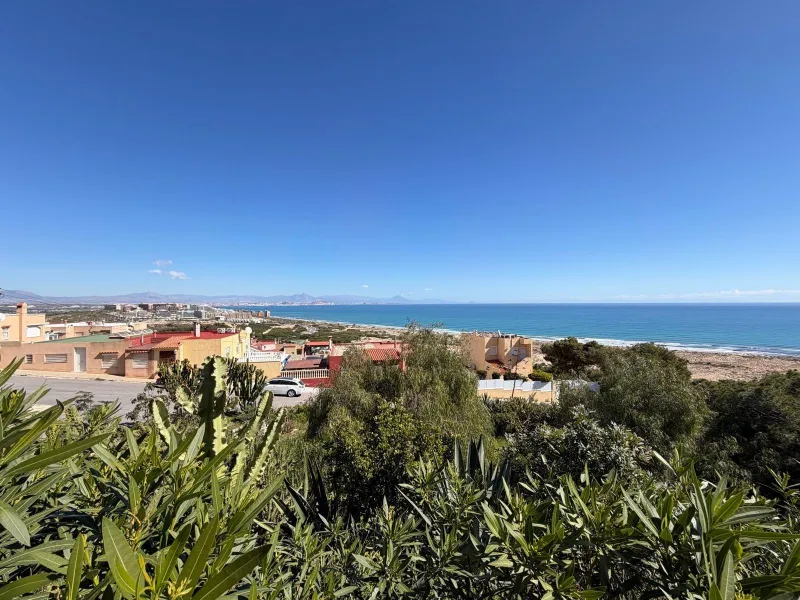 ADOSADO CON VISTAS PANORAMICAS AL MAR Y MONTAÑA CON GARAJE EN GRAN ALACANT (SANTA POLA) 3 DORM. 2 BAÑOS. SUPERFICIE 78 M2.