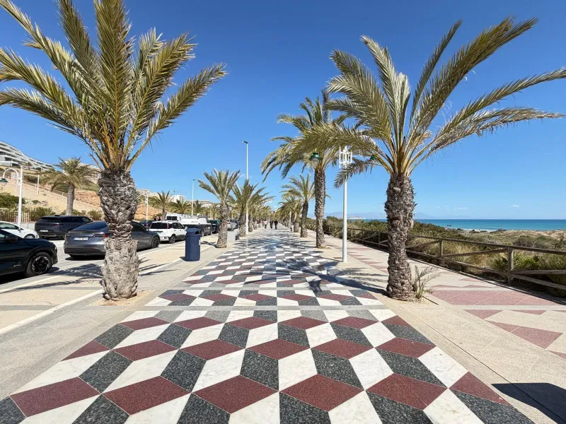 ADOSADO CON VISTAS PANORAMICAS AL MAR Y MONTAÑA CON GARAJE EN GRAN ALACANT (SANTA POLA) 3 DORM. 2 BAÑOS. SUPERFICIE 78 M2.