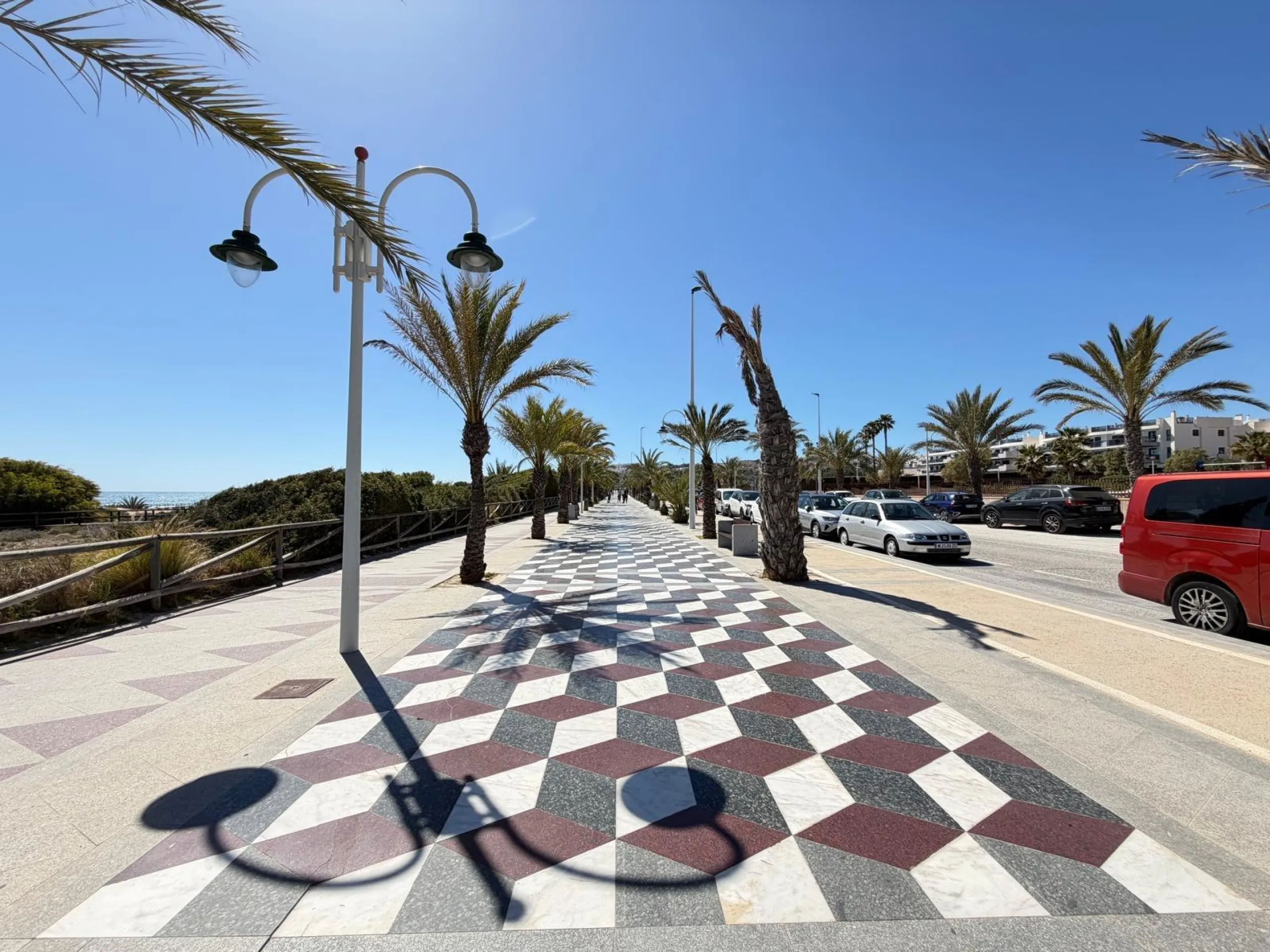 ADOSADO CON VISTAS PANORAMICAS AL MAR Y MONTAÑA CON GARAJE EN GRAN ALACANT (SANTA POLA) 3 DORM. 2 BAÑOS. SUPERFICIE 78 M2.