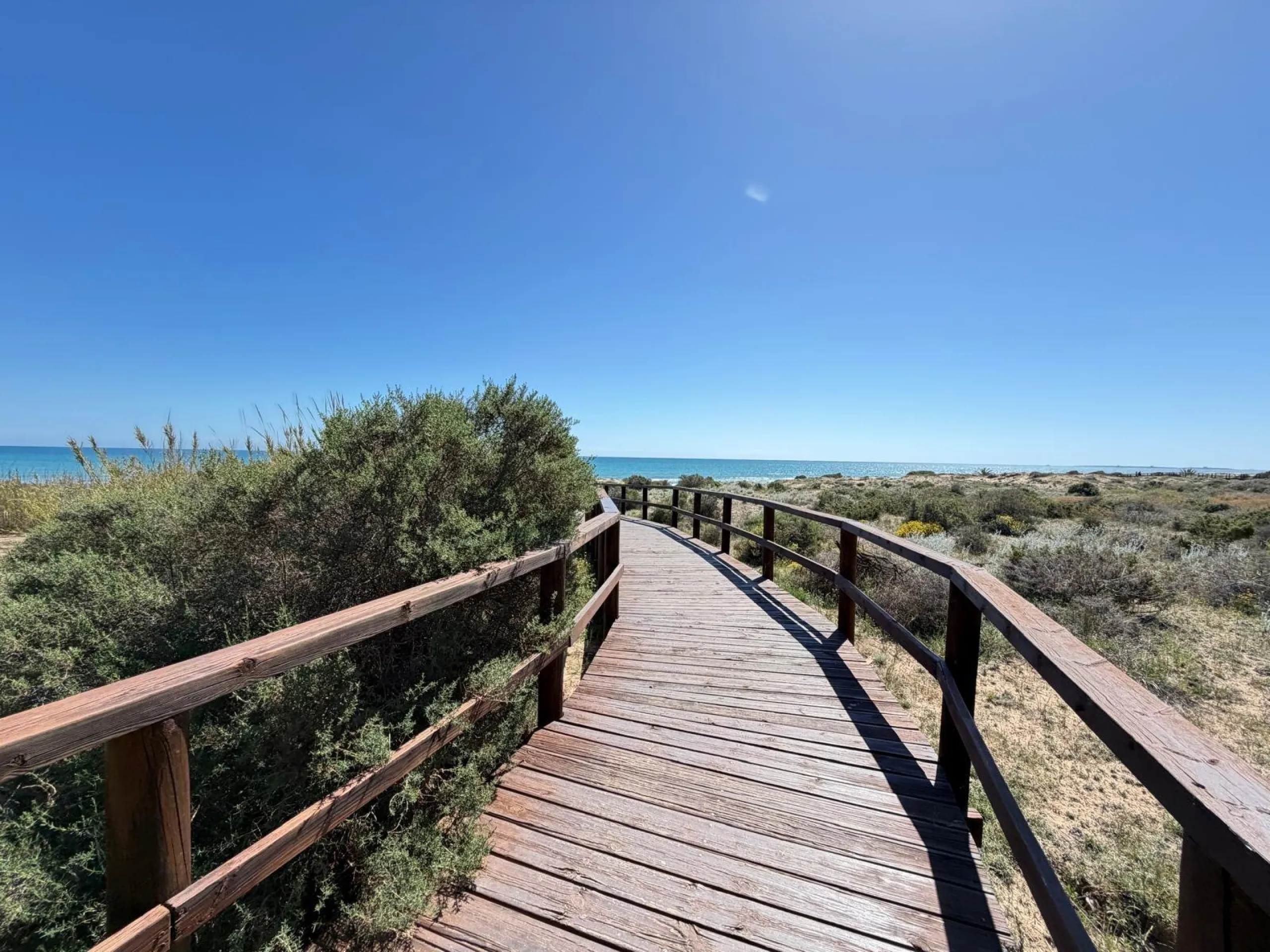 ADOSADO CON VISTAS PANORAMICAS AL MAR Y MONTAÑA CON GARAJE EN GRAN ALACANT (SANTA POLA) 3 DORM. 2 BAÑOS. SUPERFICIE 78 M2.