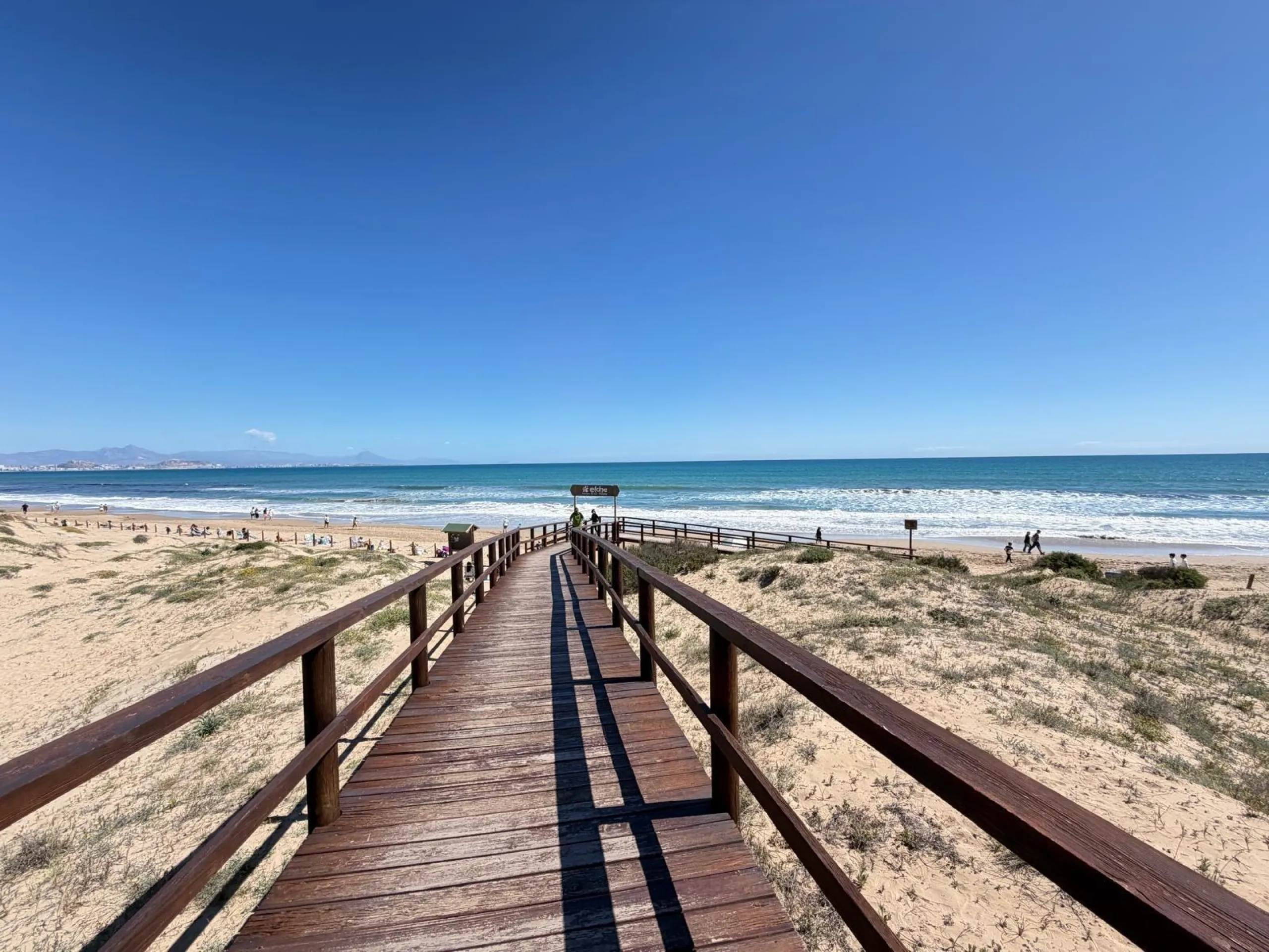 ADOSADO CON VISTAS PANORAMICAS AL MAR Y MONTAÑA CON GARAJE EN GRAN ALACANT (SANTA POLA) 3 DORM. 2 BAÑOS. SUPERFICIE 78 M2.