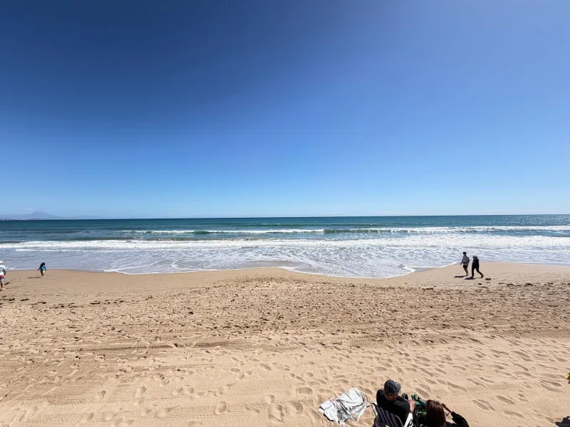 ADOSADO CON VISTAS PANORAMICAS AL MAR Y MONTAÑA CON GARAJE EN GRAN ALACANT (SANTA POLA) 3 DORM. 2 BAÑOS. SUPERFICIE 78 M2.
