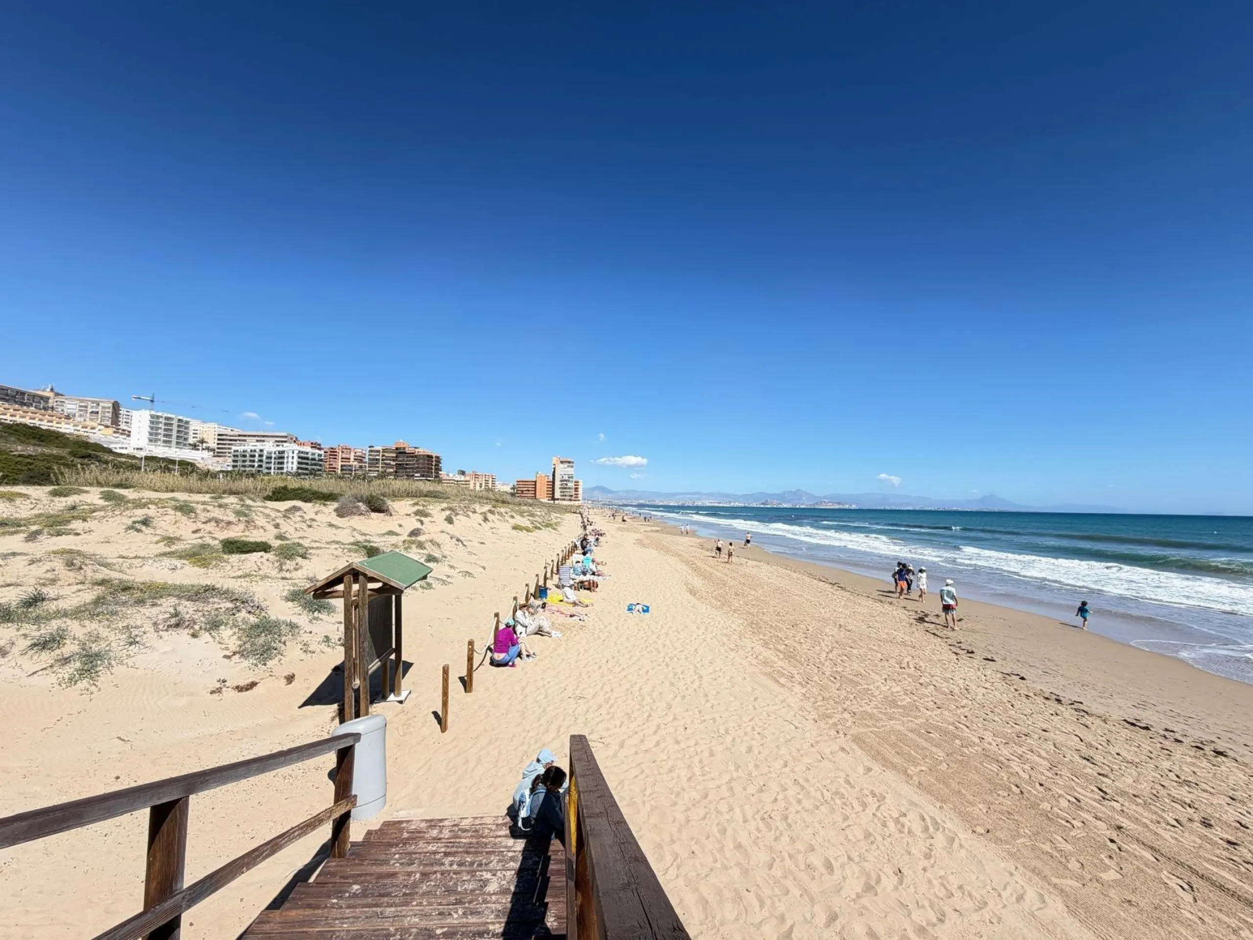 ADOSADO CON VISTAS PANORAMICAS AL MAR Y MONTAÑA CON GARAJE EN GRAN ALACANT (SANTA POLA) 3 DORM. 2 BAÑOS. SUPERFICIE 78 M2.