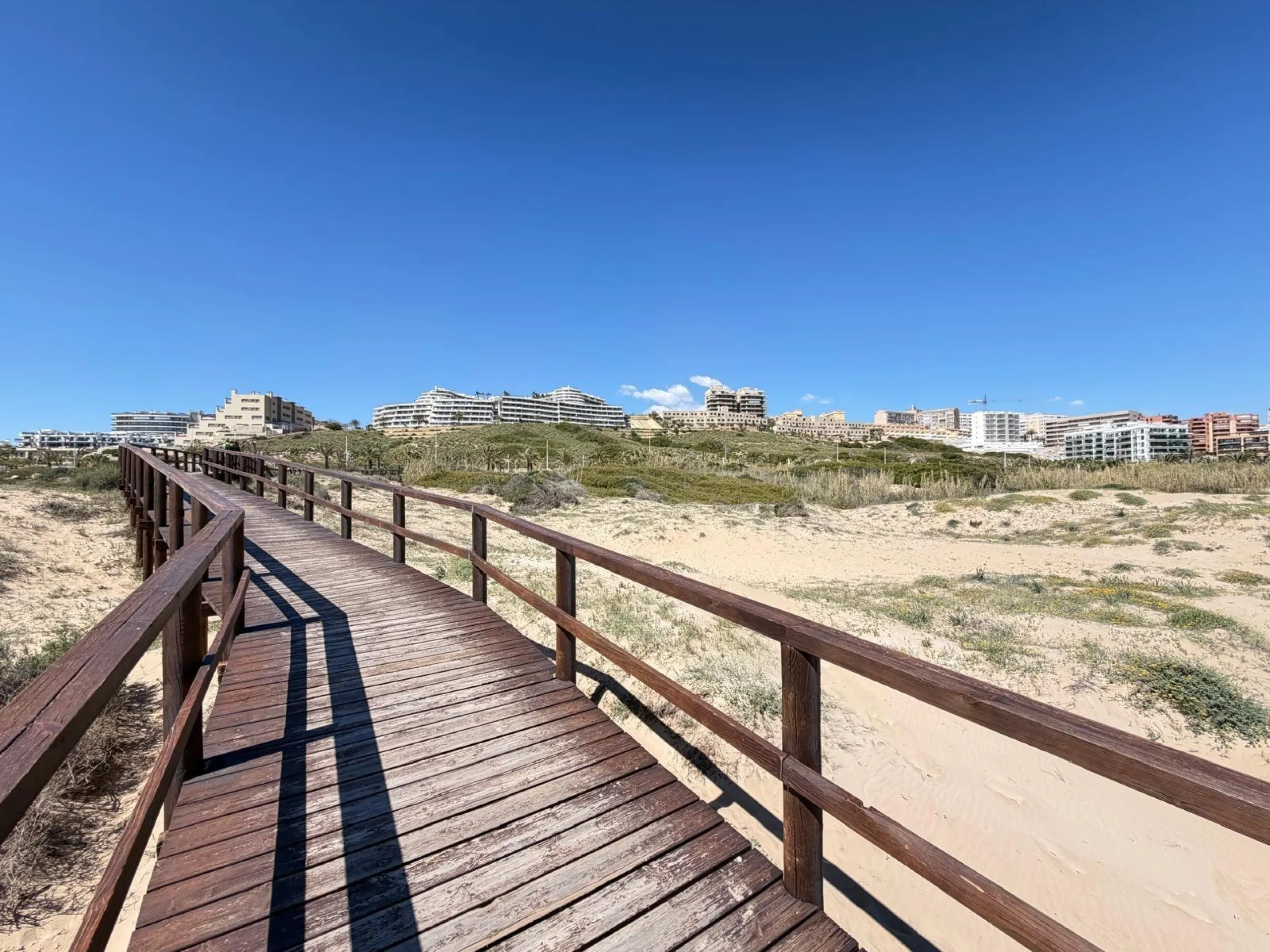 ADOSADO CON VISTAS PANORAMICAS AL MAR Y MONTAÑA CON GARAJE EN GRAN ALACANT (SANTA POLA) 3 DORM. 2 BAÑOS. SUPERFICIE 78 M2.